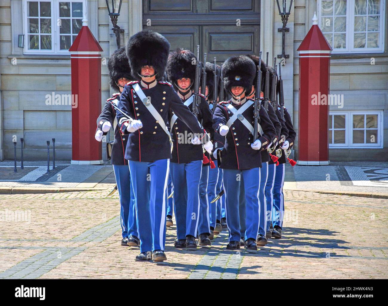 Relève de la garde, Palais Royal d'Amalienborg, place du Palais Royal,  Copenhague (Kobenhavn), Royaume du Danemark Photo Stock - Alamy