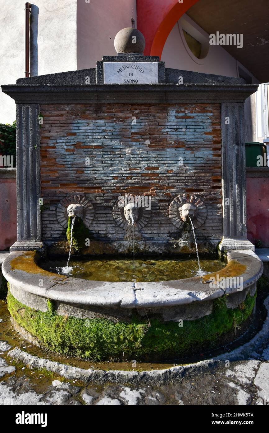 Une ancienne fontaine de Sarno, ville de la province de Salerne, Italie. Banque D'Images