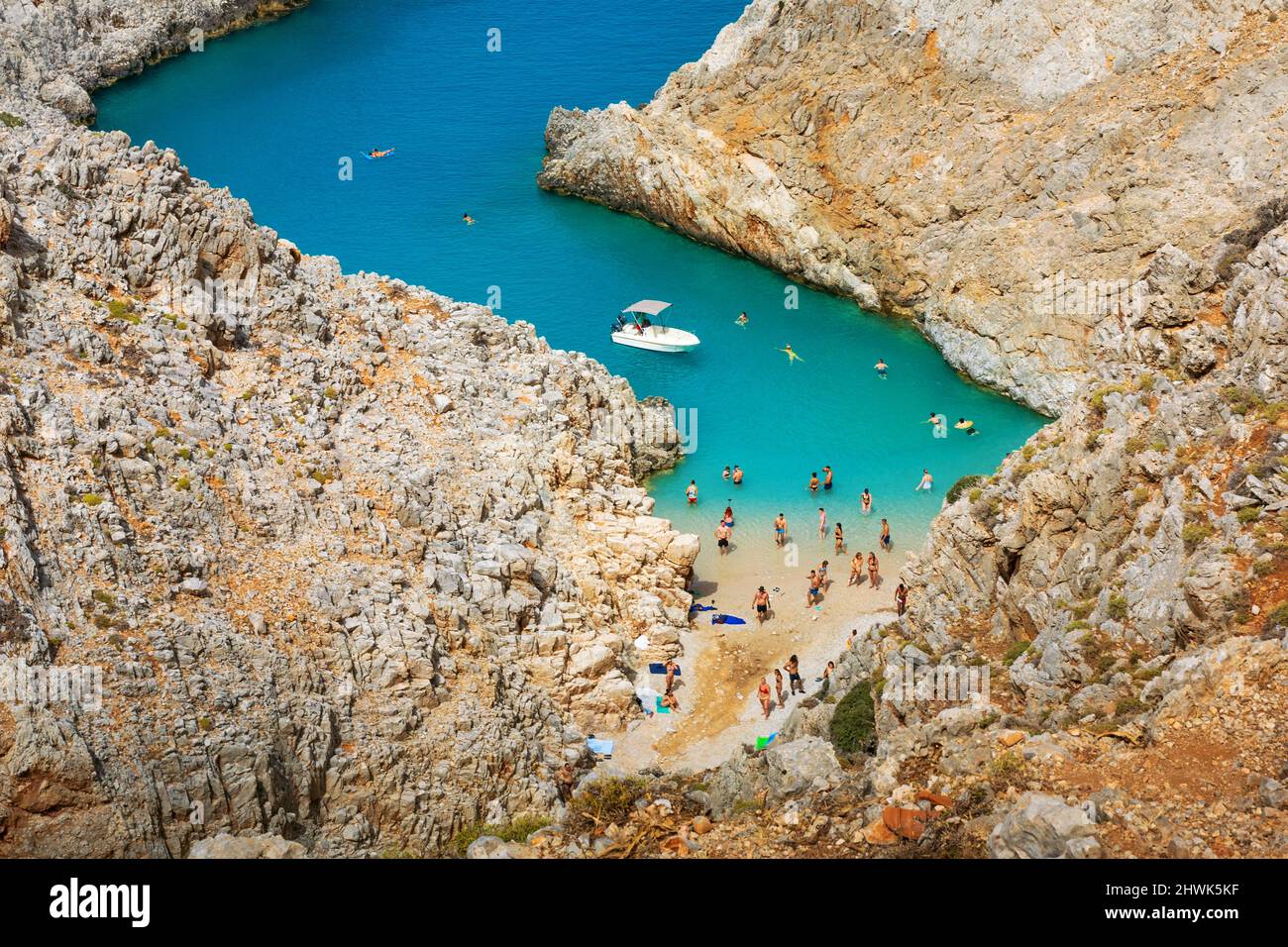 Vue magique au-dessus de la plage de Seitan Limania avec les touristes appréciant leur journée, Crète, Grèce Banque D'Images