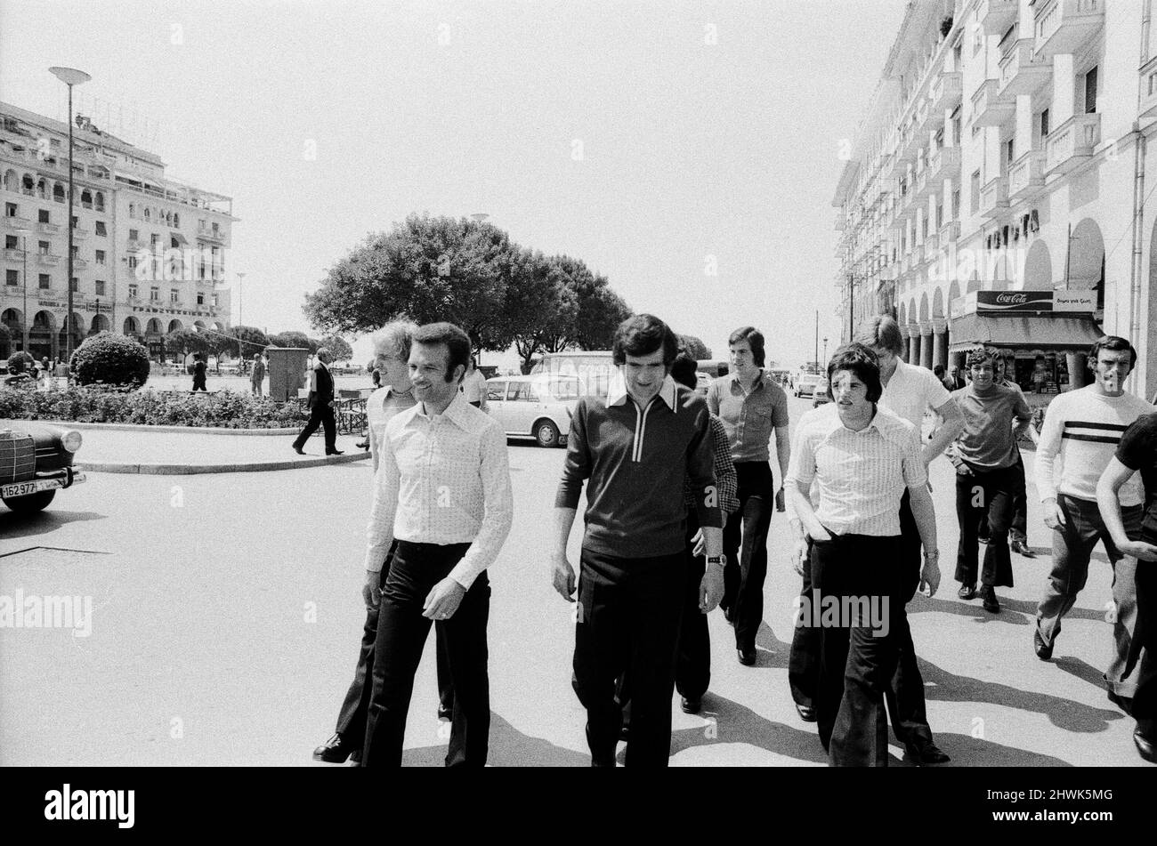 Les joueurs de Leeds United quittent leur hôtel à Salonike, en Grèce, alors qu'ils font une promenade dans la ville avant leur match final de la coupe des champions de l'Europe 1973 contre l'AC Milan au stade Kaftanzoglio à Thessalonique, en Grèce. Leeds a perdu 0-1 dans la finale à la suite de quelques décisions controversées par l'arbitre grec Christos Michée. 15th mai 1973. Banque D'Images