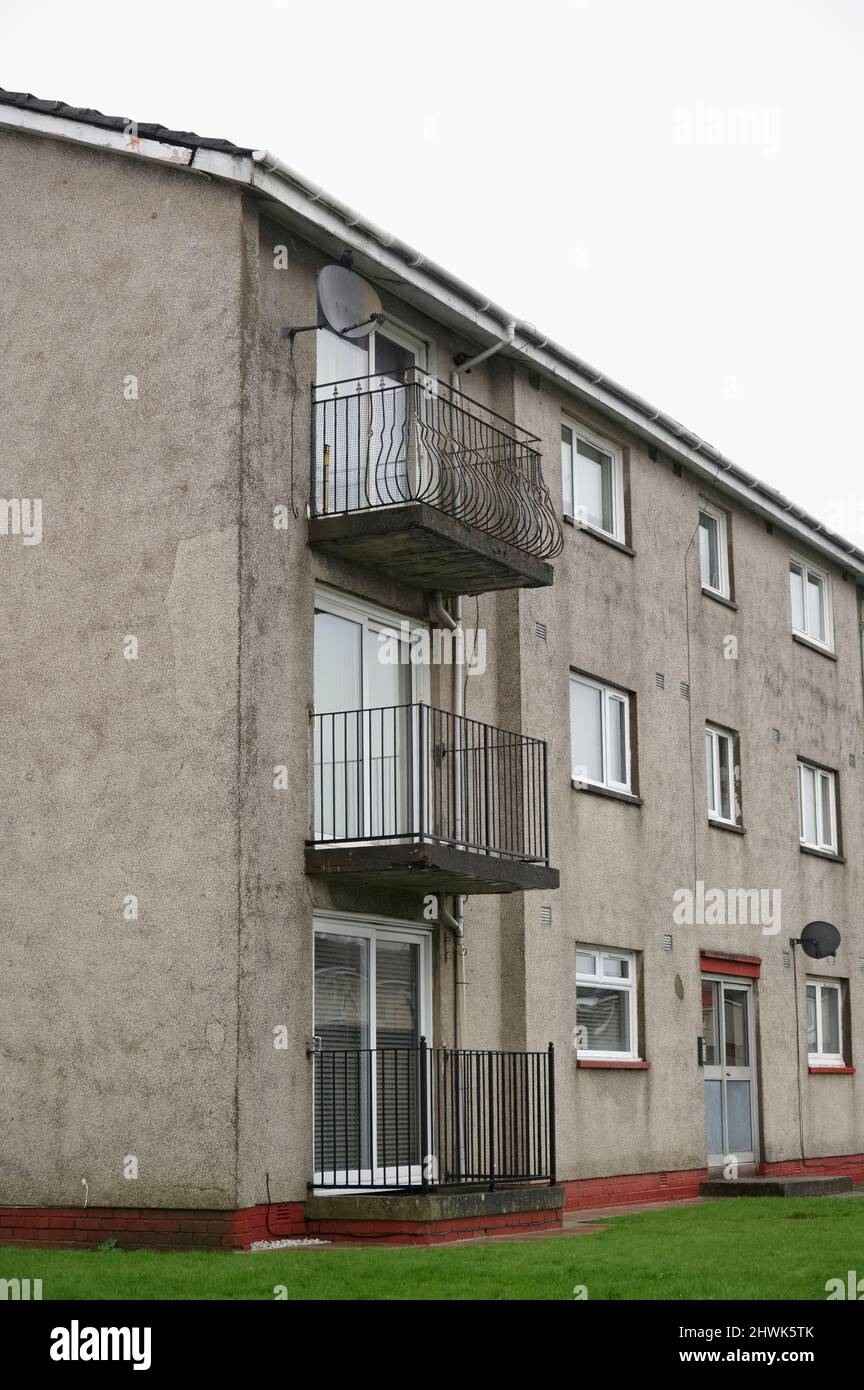 Maison de conseil abandonnée dans un bidonville de logements pauvres avec de nombreuses questions de protection sociale à Aberdeen Banque D'Images