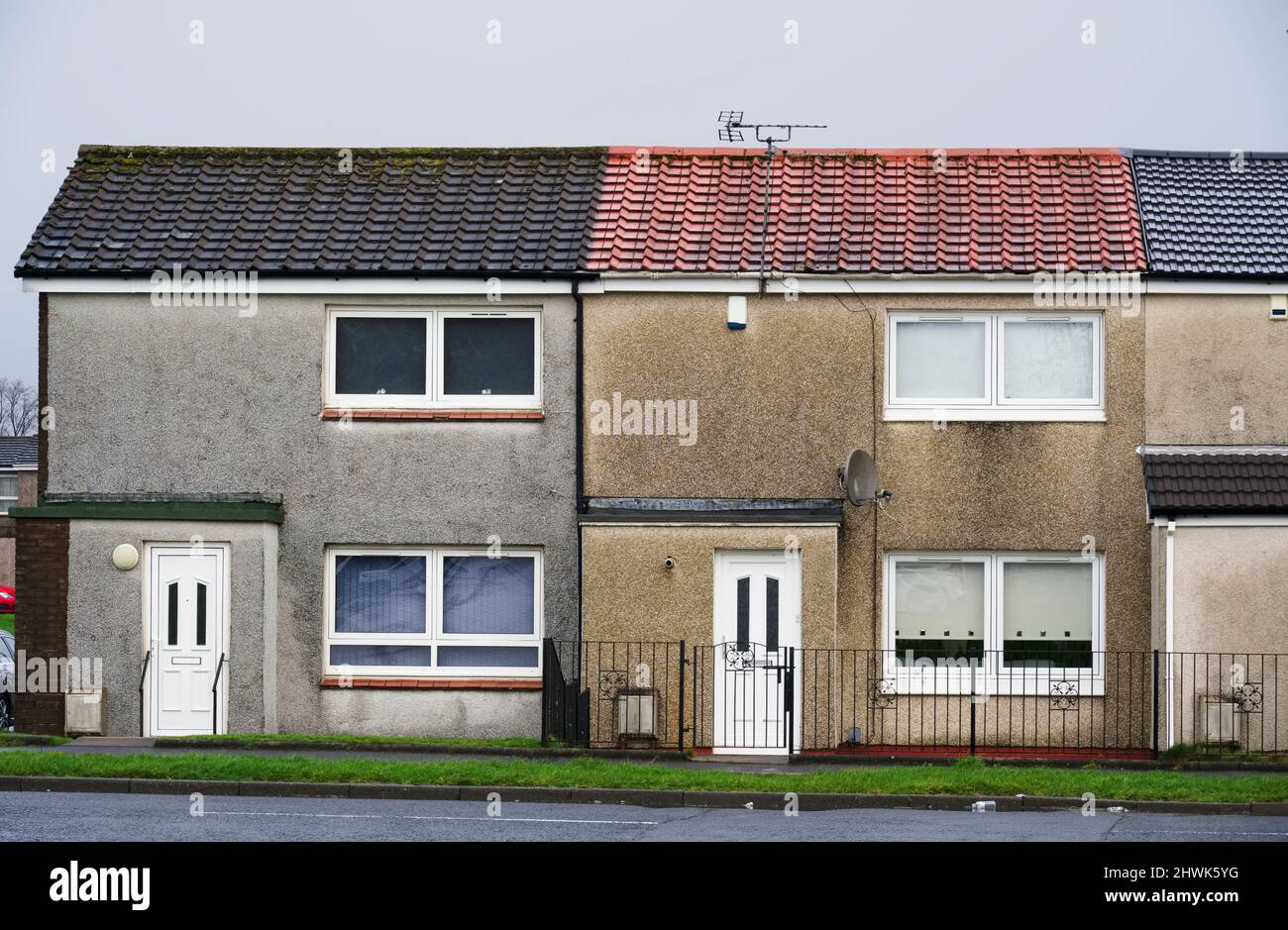 Maison de conseil abandonnée dans un bidonville de logements pauvres avec de nombreuses questions de protection sociale à Aberdeen Banque D'Images