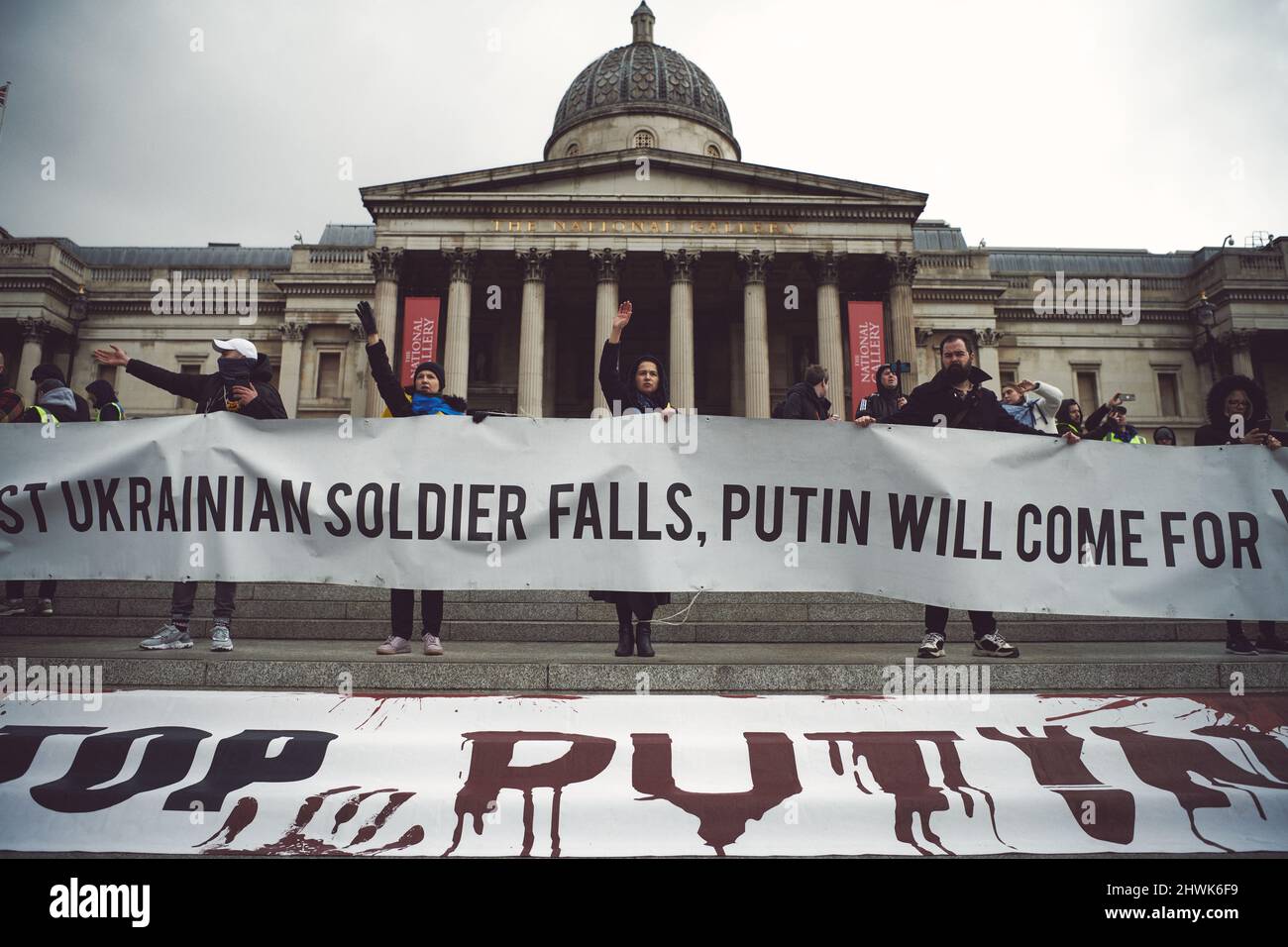 Londres, Angleterre - Mars 5th 2022 : démonstration anti-guerre en Ukraine à Trafalgar Square Banque D'Images