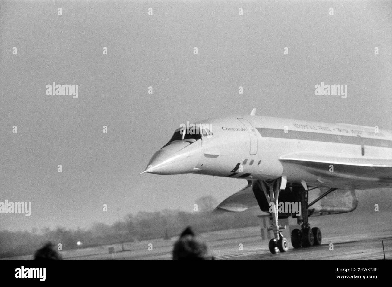 Le duc d'Édimbourg doit voler le Concorde 002 construit par les Britanniques à Mach deux - deux fois la vitesse du son - cet après-midi sur le golfe de Gascogne. Le vol avait été retardé de plus de trois heures lorsqu'une anomalie s'est développée dans le système de freinage alors que l'avion circulait en train de rouler au décollage. Les techniciens ont ensuite remplacé une vanne hydraulique. 12th janvier 1972. Banque D'Images