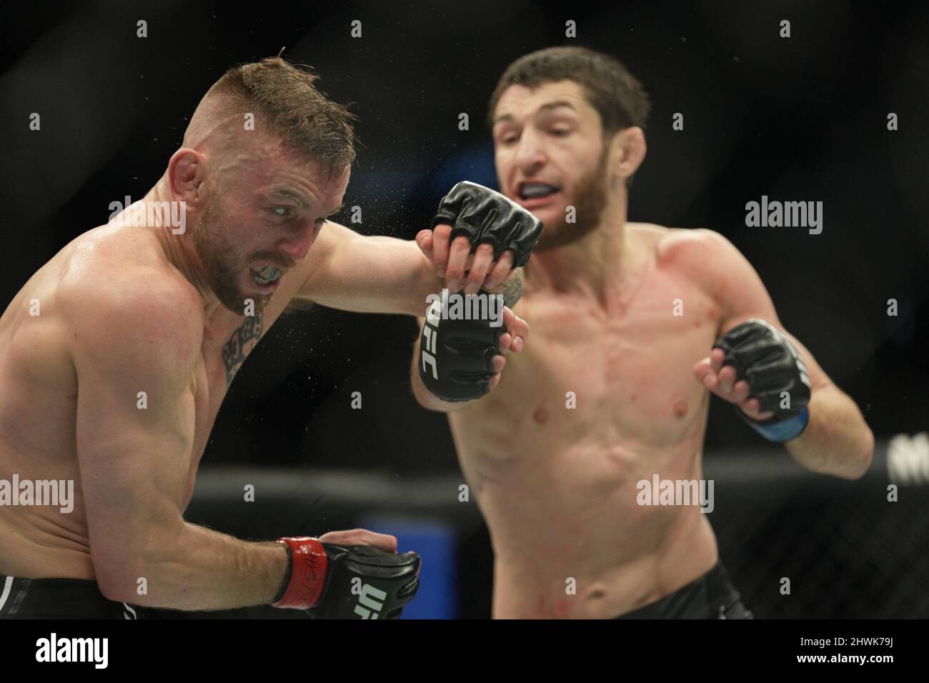 Las Vegas, Nevada, États-Unis. 05th mars 2022. (R-L) Tagir Ulanbekov pointue Tim Elliott dans leur combat de poids-mouche à T-Mobile Arena pour UFC 272: Covington vs Masvidal - événement le 5 mars 2022, à Las Vegas, NV, États-Unis. (Credit image: © Louis Grasse/PX Imagens via ZUMA Press Wire) Credit: ZUMA Press, Inc./Alamy Live News Banque D'Images