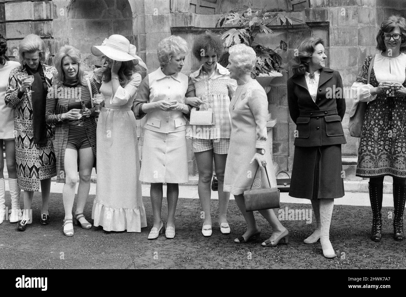 Dames de la télévision déjeuner, au Britannia Hotel, Grosvenor Square, Londres, W1. Photo prise le 24th mai 1971 4th de la gauche dans le haut blanc et la jupe blanche est juin Whitfield. 5th à gauche dans la chemise à carreaux, un petit short avec petit sac est un short una. À côté d'elle (et 3rd de la droite) est Barbara Mullen dans la robe plus longue et le sac de main de maintien. Banque D'Images