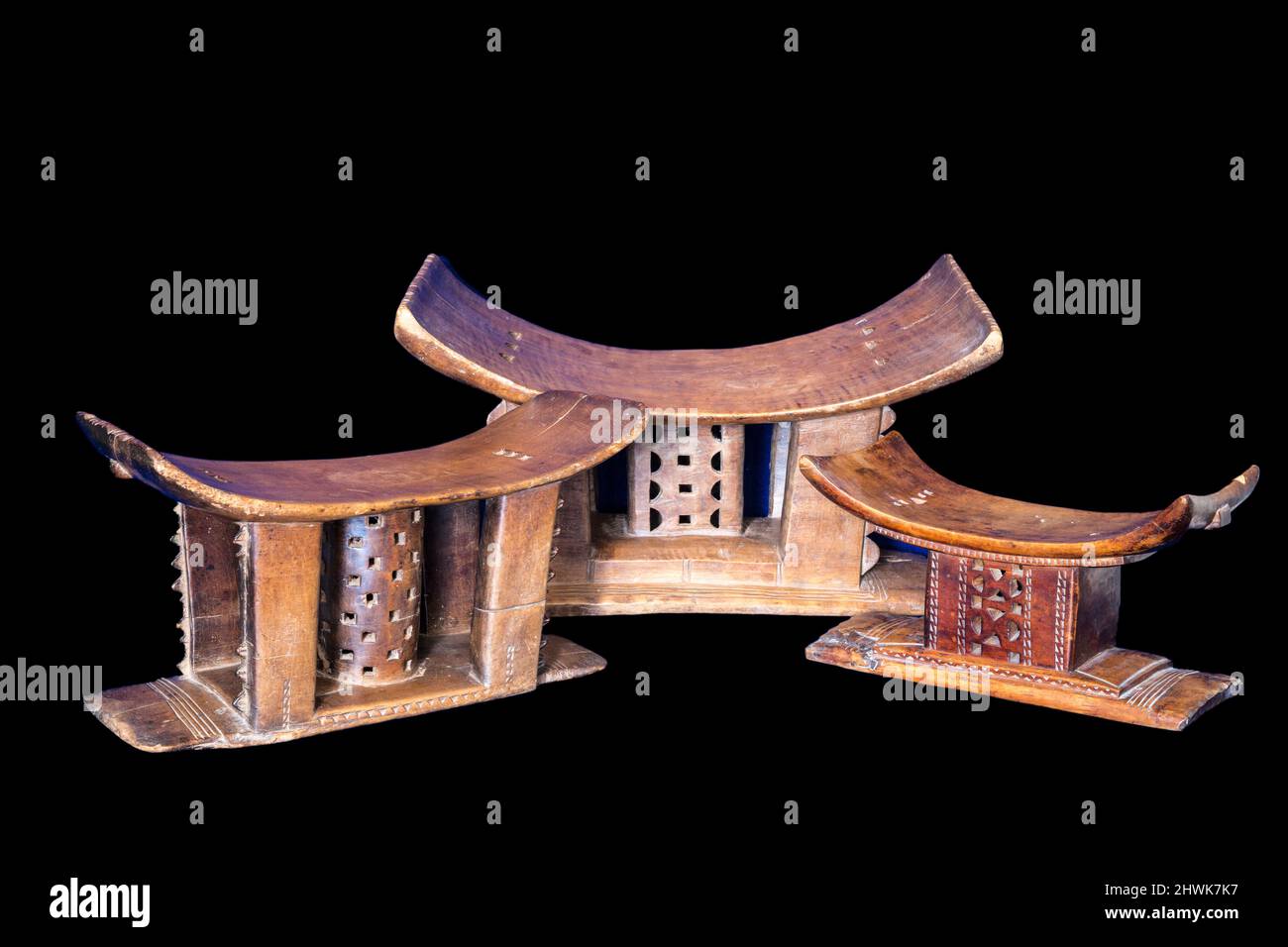 L'ours Papa, l'ours Mama, l'ours bébé : les tabourets du chef Old Baole, des exemples de tabourets traditionnels Akan. Abidjan, Côte d'Ivoire, Côte d'Ivoire. Acheté 1992 Banque D'Images