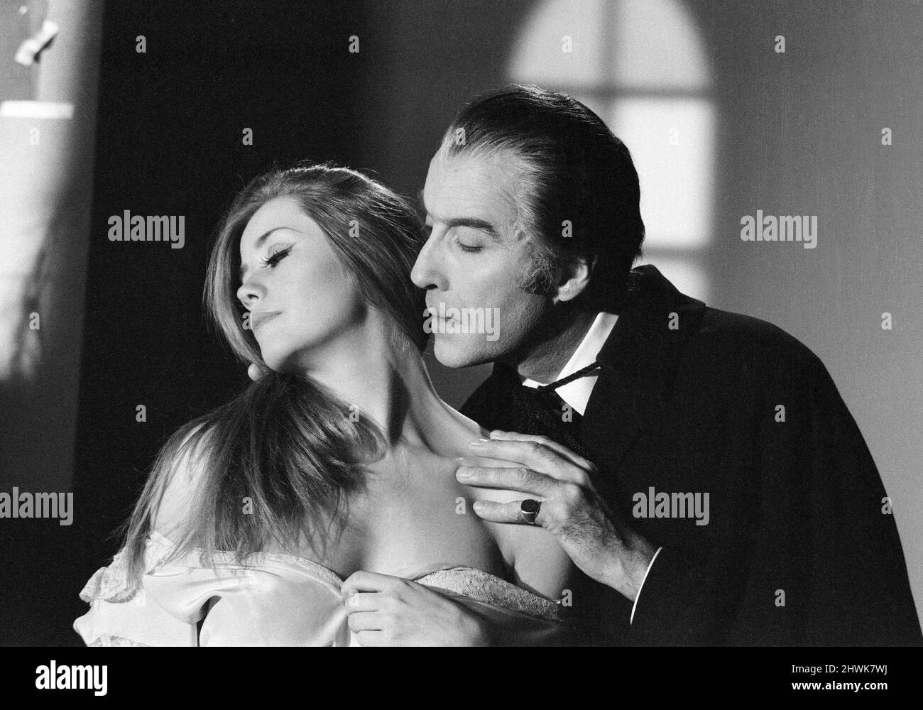 Christopher Lee, photographié pour poster, habillé comme personnage Dracula dans le film Dracula A.D. 1972, à Elstree Studios, Hertfordshire, 24th octobre 1971. Banque D'Images
