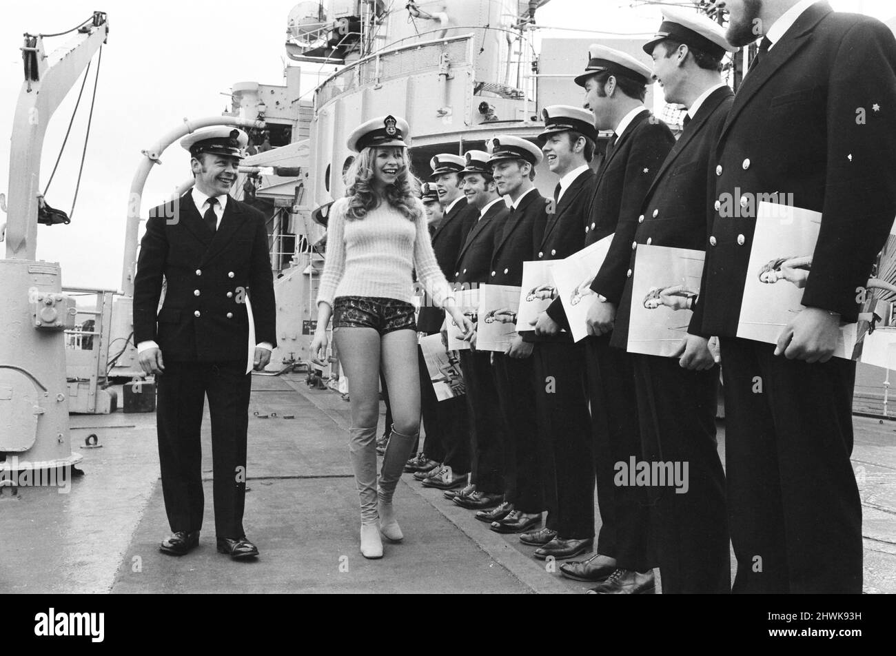 Daily Mirror Hotpants Girl Josephine Howard 16 d'Essex, avec des apprentis ingénieurs de HMS Caledonia, qui ont demandé à Josephine d'être leur "punaise". Photographié à Rosyth à Fife en Écosse avril 1971. A.k.a. JO Howard a.k.a. JO Wood Banque D'Images