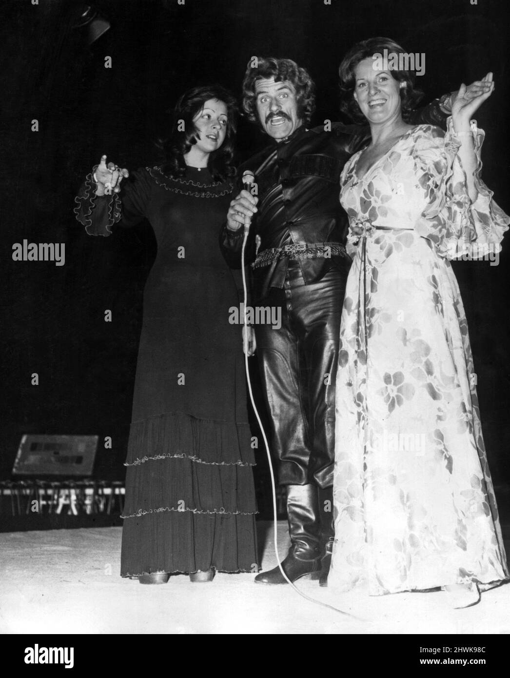 La chanteuse grecque Vicky Leandros, née en Russie Victor Klimenko et Moira Anderson dans les répétitions d'un programme de la BBC célébrant la journée de St Andrew. Vers 1972. Banque D'Images