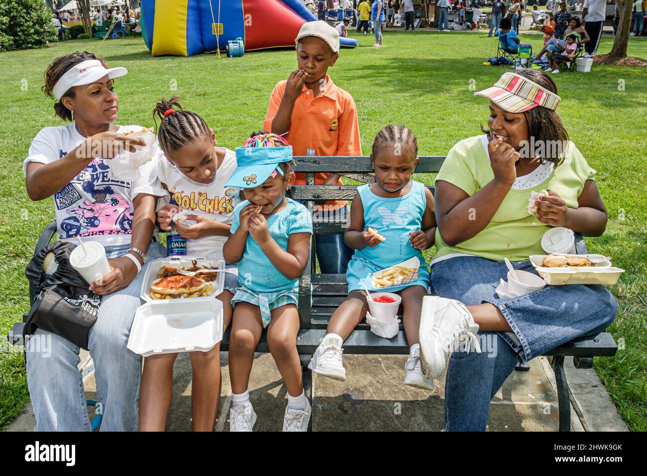 Birmingham Alabama, Junetdeth Celebration Emancipation Day Kelly Ingram Park, Black famille parent enfants mère pique-nique filles garçon sœurs Banque D'Images