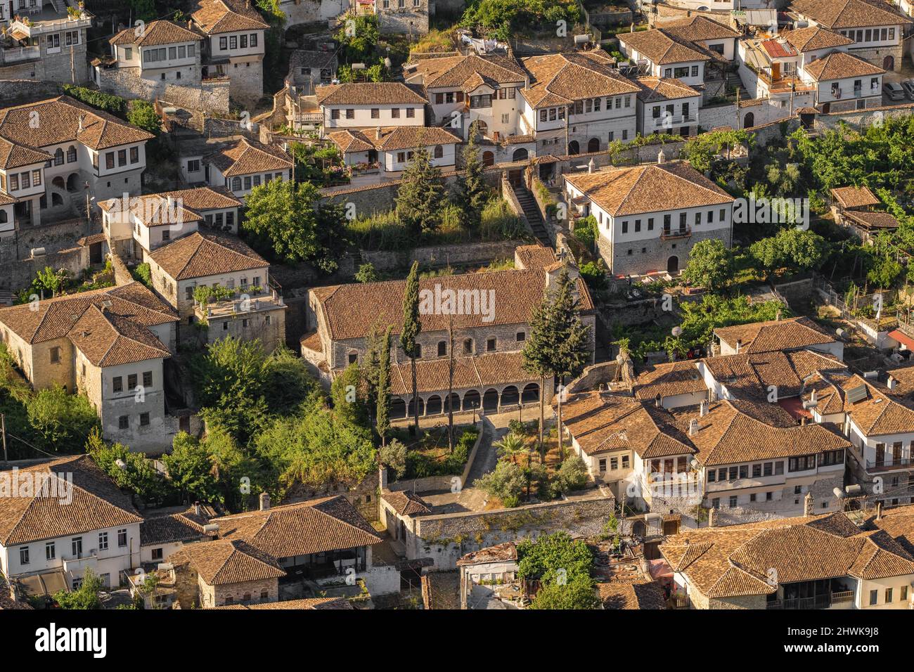 Vieilles maisons traditionnelles de la ville historique de Berat en Albanie Banque D'Images