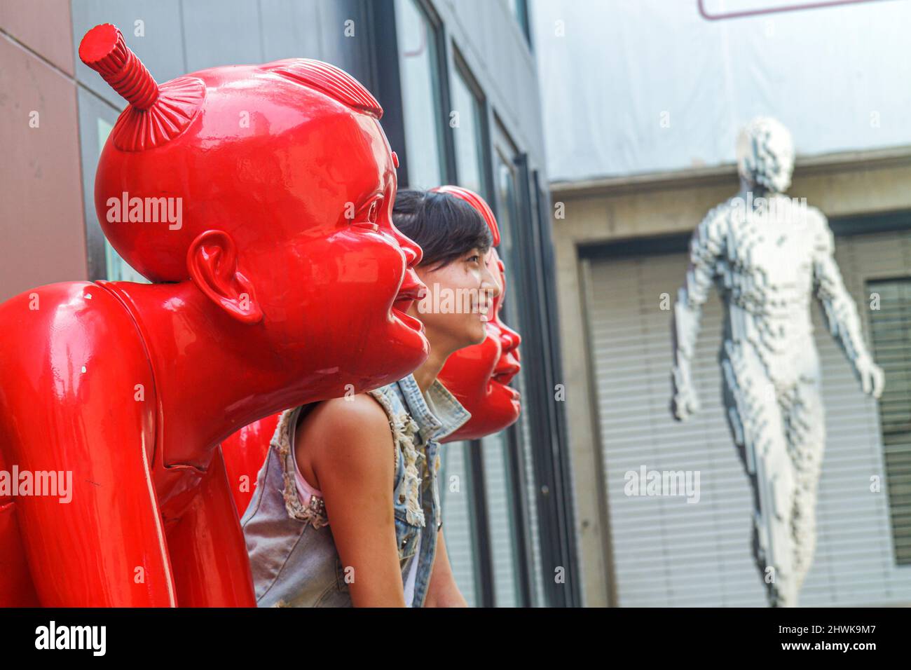 Beijing Chine,Chinois,Chaoyang District,Factory 798 Art zone,Dashanzi Bobo  Communauté,humoristique statue sculpture rouge,femme asiatique pose femelle  Photo Stock - Alamy