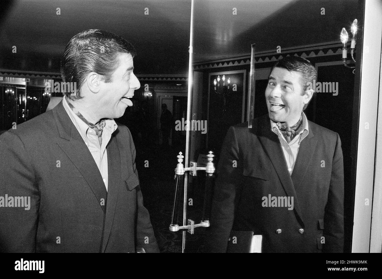 Les plans d'un réseau de cinémas automatisés Jerry Lewis dans toute l'Europe occidentale ont été annoncés aujourd'hui lors d'une conférence de presse à l'hôtel Dorchester. Un modèle de l'un des théâtres actuellement en service était également exposé. Lewis, qui se présente actuellement au Théâtre Olympia de Paris, a ouvert son premier théâtre l'année dernière en Amérique, 15 maintenant aren déjà en opération, 40 sont en construction et l'estimation originale de Lewis de 750 théâtres sur une période de cinq ans a maintenant été révisée à plus de 2000. 22nd avril 1971. Banque D'Images