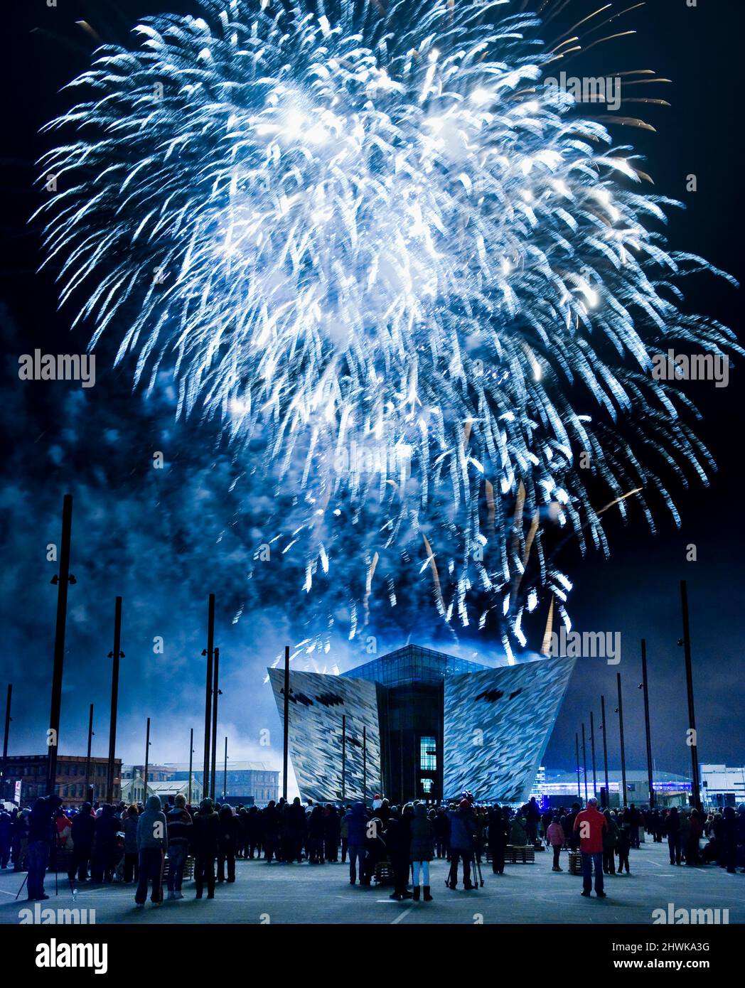Un feu d'artifice éclate sur le Titanic Building, Titanic Quarter, Belfast, Irlande du Nord Banque D'Images