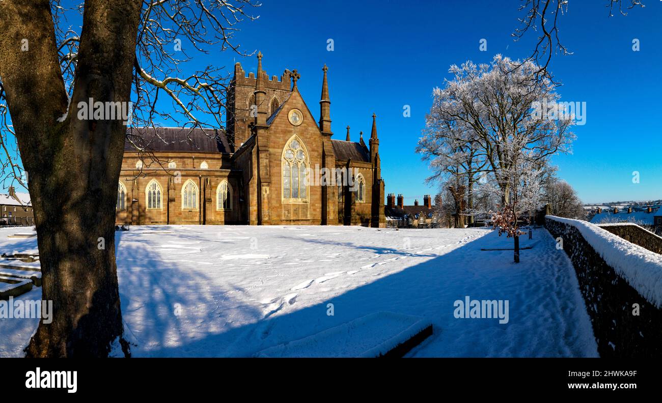 Église d'Armagh d'Irlande Cathédrale dans la neige. Banque D'Images