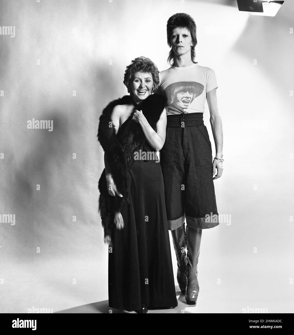 Le chanteur de pop britannique David Bowie pose avec Lulu dans le studio Daily Mirror.27th décembre 1973. Banque D'Images
