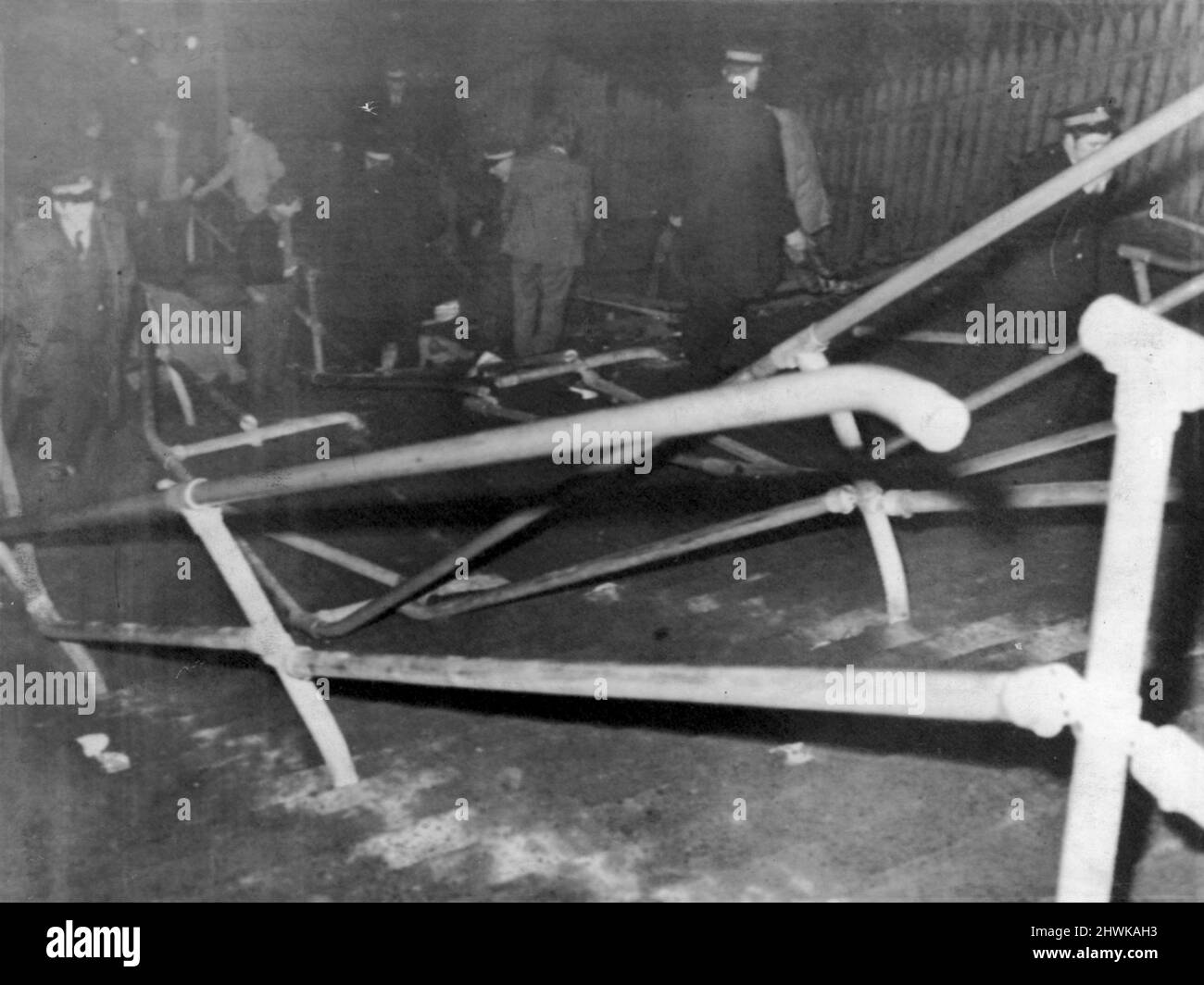 La catastrophe d'Ibrox s'est produite le samedi 2nd janvier 1971.photo:- 2011 marque la catastrophe d'Ibrox de 40th ans. Après 89 minutes de football sans dédain, le Celtic a pris une avance de 0-1 et de nombreux supporters des Rangers ont quitté le stade. Cependant, dans les dernières secondes de l'arrêt, Colin Stein a marqué un égaliseur pour les Rangers. Alors que la foule quittait le sol, des barrières sur le Stairway 13 ont cédé le pas, provoquant une énorme accumulation de spectateurs en chaîne. La tragédie a entraîné la perte de 66 vies, dont de nombreux enfants. La plupart des décès ont été causés par l'asphyxie compressive, les corps étant empilés jusqu'à Banque D'Images