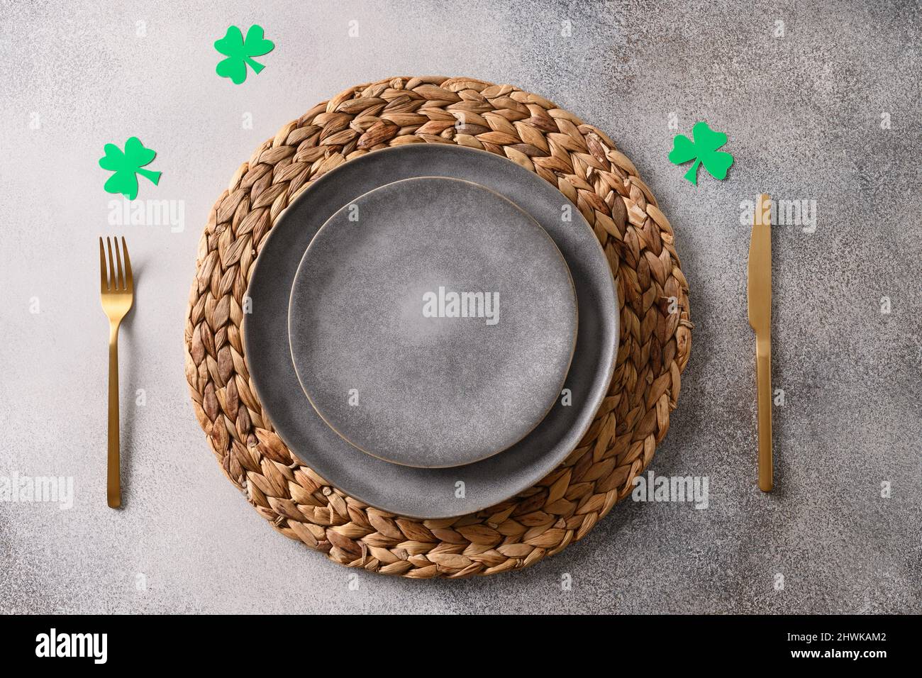 Table de Saint-Patrick avec décor vert sur fond gris. Vue de dessus. Copier l'espace. Banque D'Images