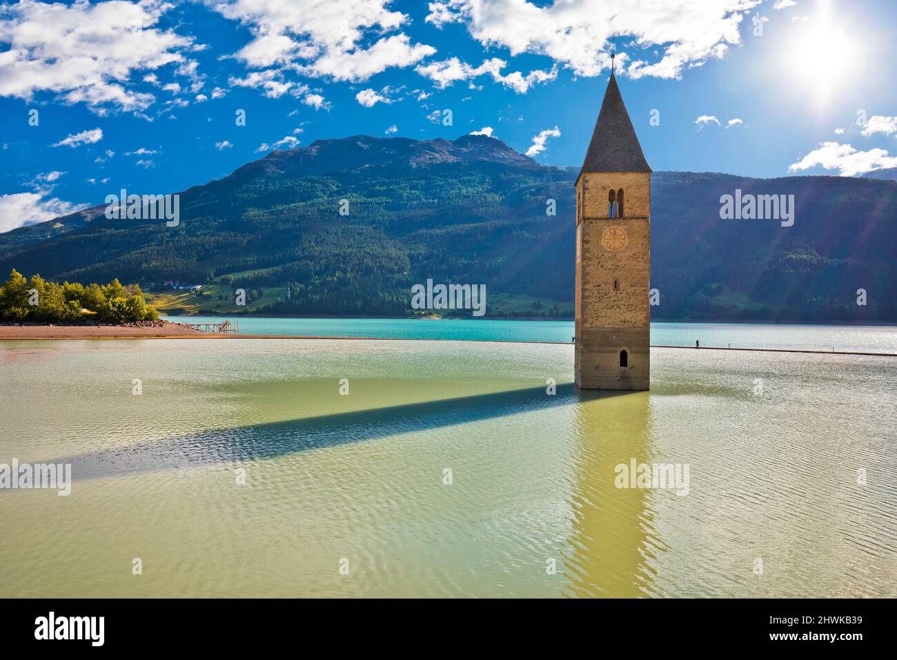 Clocher submergé de Curon Venosta ou Graun im Vinschgau sur le lac de Reschen vue sur la brume, région du Tyrol du Sud Italie Banque D'Images