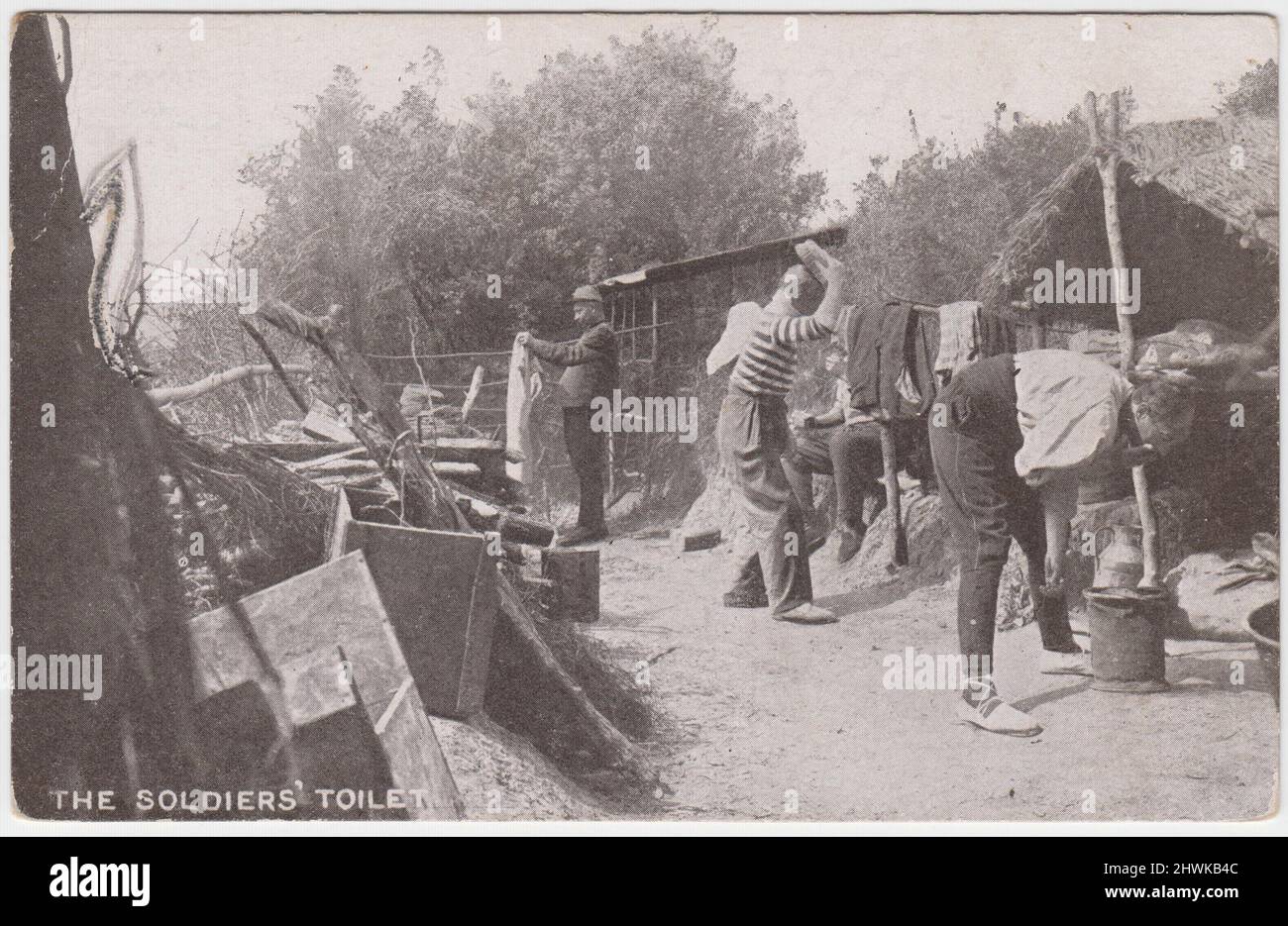 « Les toilettes des soldats » : les soldats français de la première Guerre mondiale se lavant près de la ligne de front. L'image est l'une des photographies officielles de la Section photographique de l'Armée française, publiée par Newspaper illustrations Ltd. Au Royaume-Uni Banque D'Images