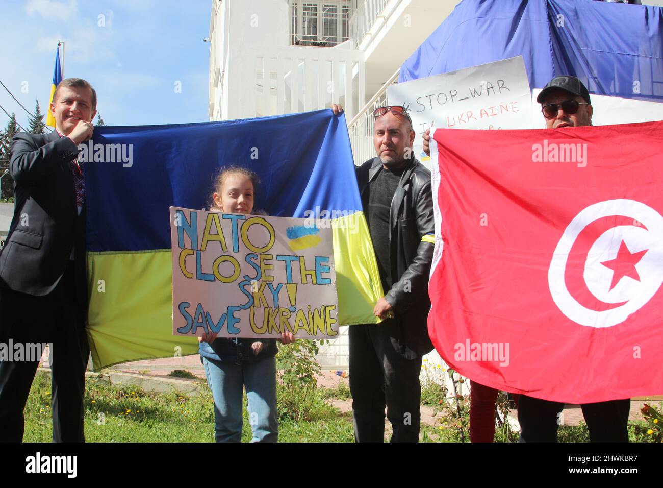 Les Ukrainiens vivant en Tunisie, avec des banderoles et un drapeau  ukrainien, se réunissent à l'extérieur de l'ambassade pour protester contre  les attaques russes en cours contre l'Ukraine en Tunisie, à Tunis,