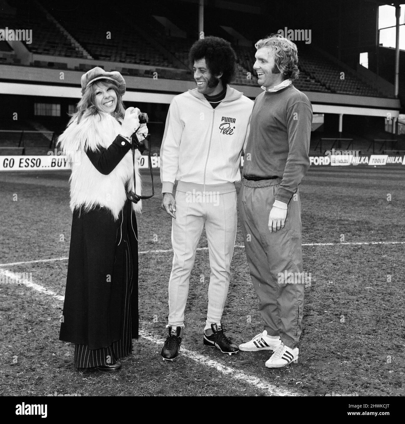 West Ham et le capitaine d'Angleterre Bobby Moore rencontrent Carlos Alberto, capitaine de Santos et l'équipe brésilienne gagnante de la coupe du monde 1970 à Upton Park. Carlos Alberto est accompagné de sa femme Teresa (à gauche) qui a son propre programme à la télévision brésilienne. 12th janvier 1973. Banque D'Images