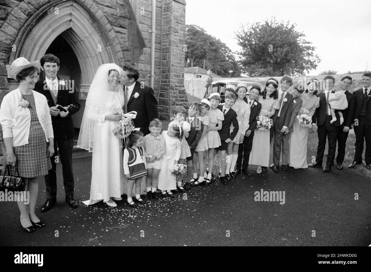 Mariage de famille Finn août 1971. Betty Finn 22 Weds Dermot Healey 27, photographié à l'extérieur de l'église à Bohernabree, comté de Dublin, Irlande. Betty est l'enfant aîné des parents fiers John Finn et Gertrude Finn, qui ont 19 autres enfants, des jumeaux Patrick Finn et Martin Finn âgés de 21 à Linda Finn âgés de 12 mois. Cependant, la plus jeune fille Gertrude Finn nouveau-né âgé de 1 semaines (non représenté) est toujours à l'hôpital et n'a pas pu faire le mariage. *** Légende locale *** Linda Banque D'Images