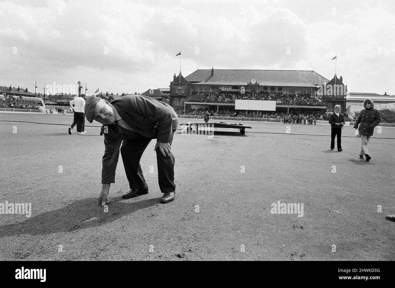 Le dernier match de première classe qui aura lieu à Bramall Lane, Sheffield, le championnat du comté entre l'équipe locale du Yorkshire et du Lancashire. Un homme collectant un morceau de gazon comme un souvenir après le jeu. 7th août 1973. Banque D'Images