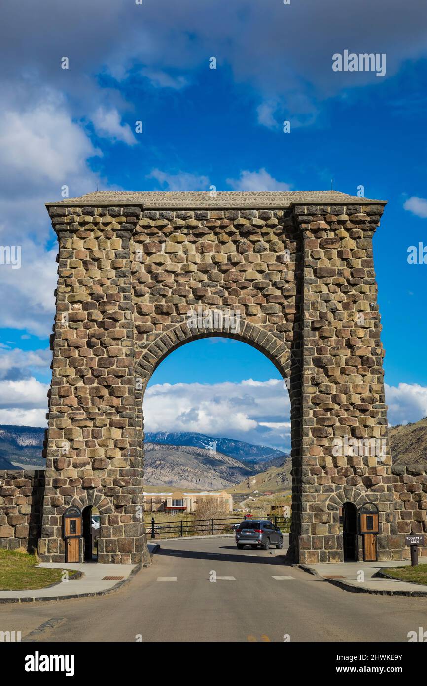 Roosevelt Arch à l'entrée Gardiner du parc national de Yellowstone, Montana, États-Unis [aucune autorisation de propriété ; licence éditoriale uniquement] Banque D'Images