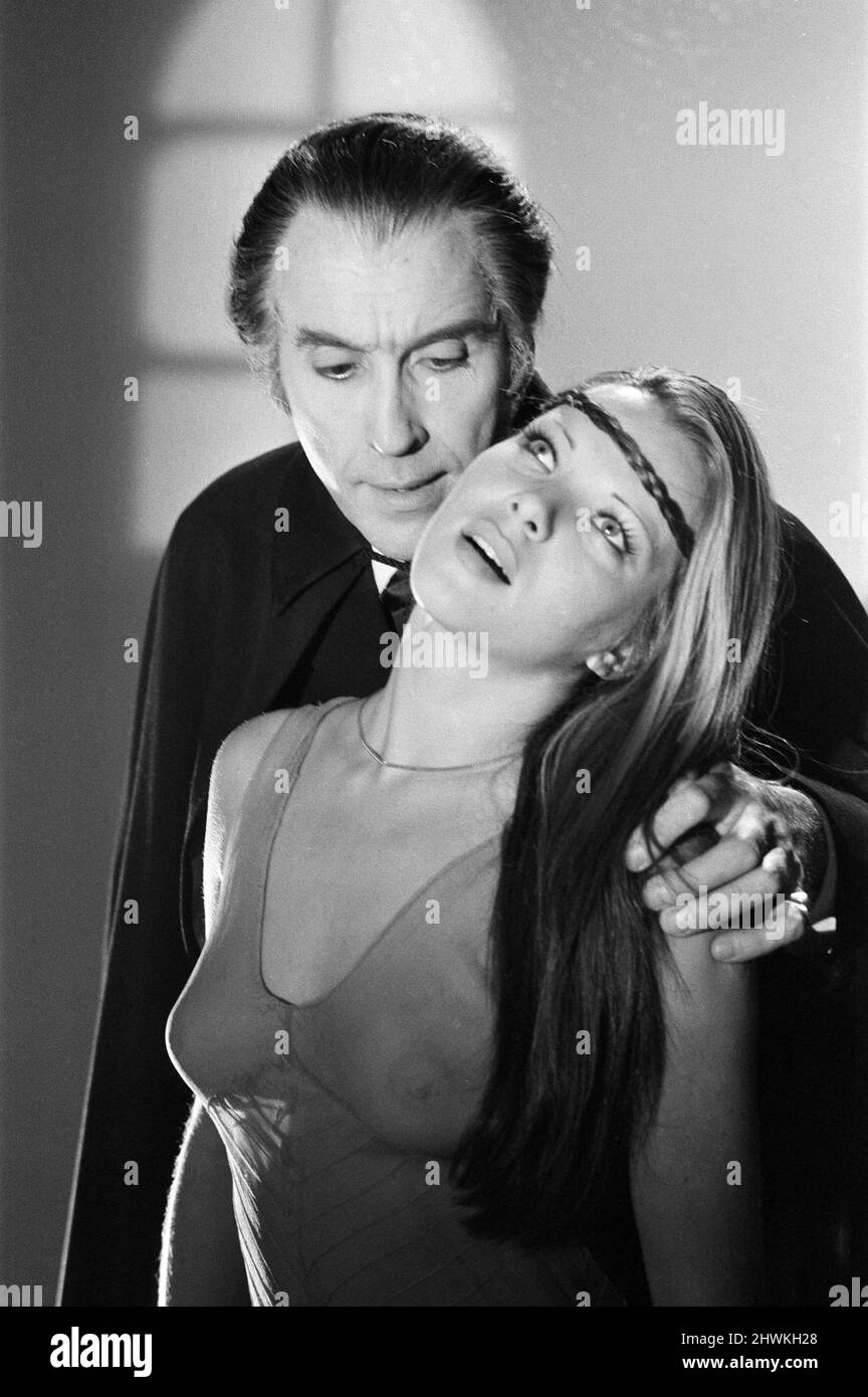 Christopher Lee, photographié pour poster, habillé comme personnage Dracula dans le film Dracula A.D. 1972, à Elstree Studios, Hertfordshire, 24th octobre 1971. Banque D'Images