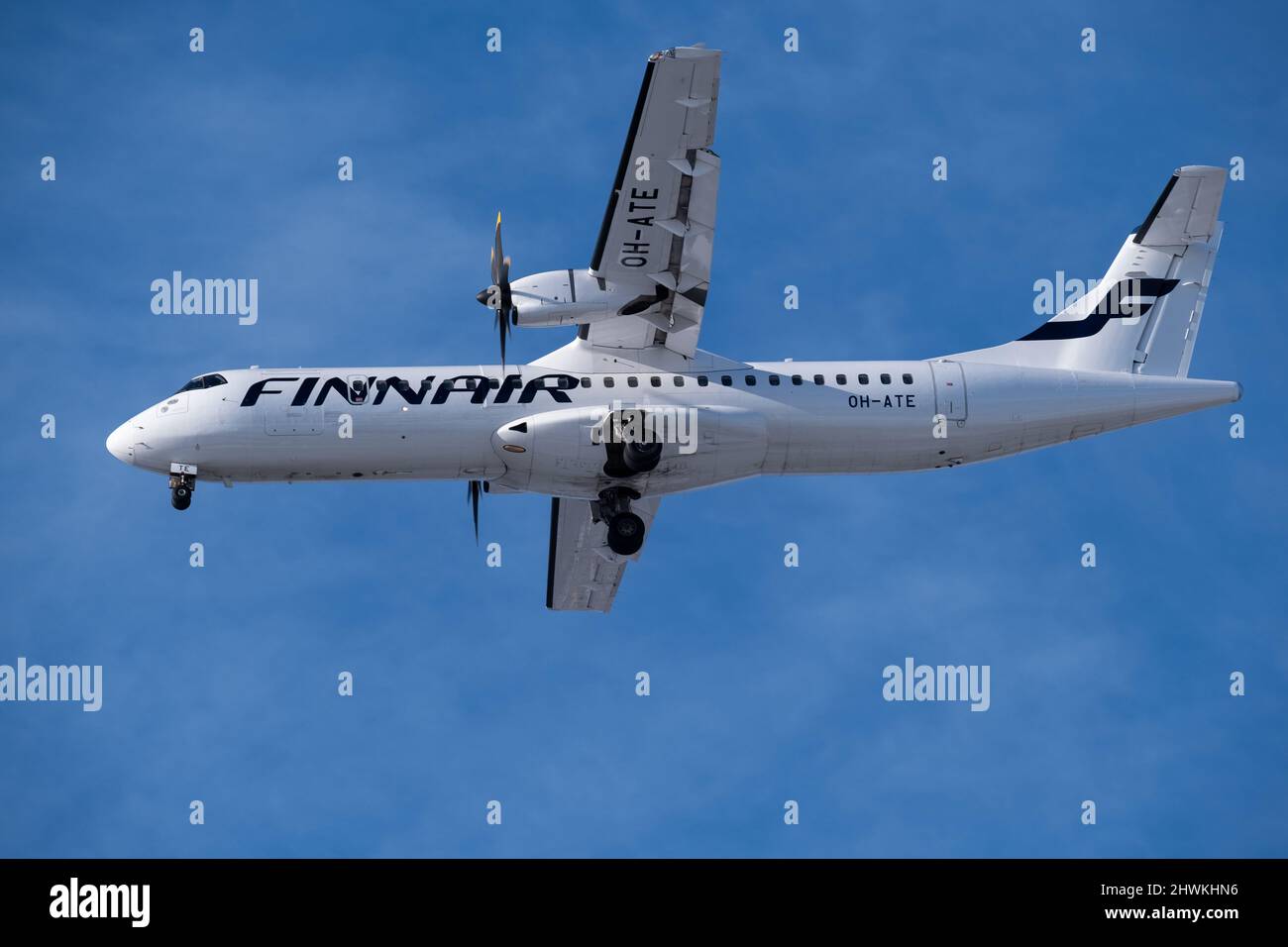 Helsinki / Finlande - 6 MARS 2022 : un ATR-72, exploité par le transporteur de pavillon finlandais Finnair, débarquant à l'aéroport Helsinki-Vantaa Banque D'Images