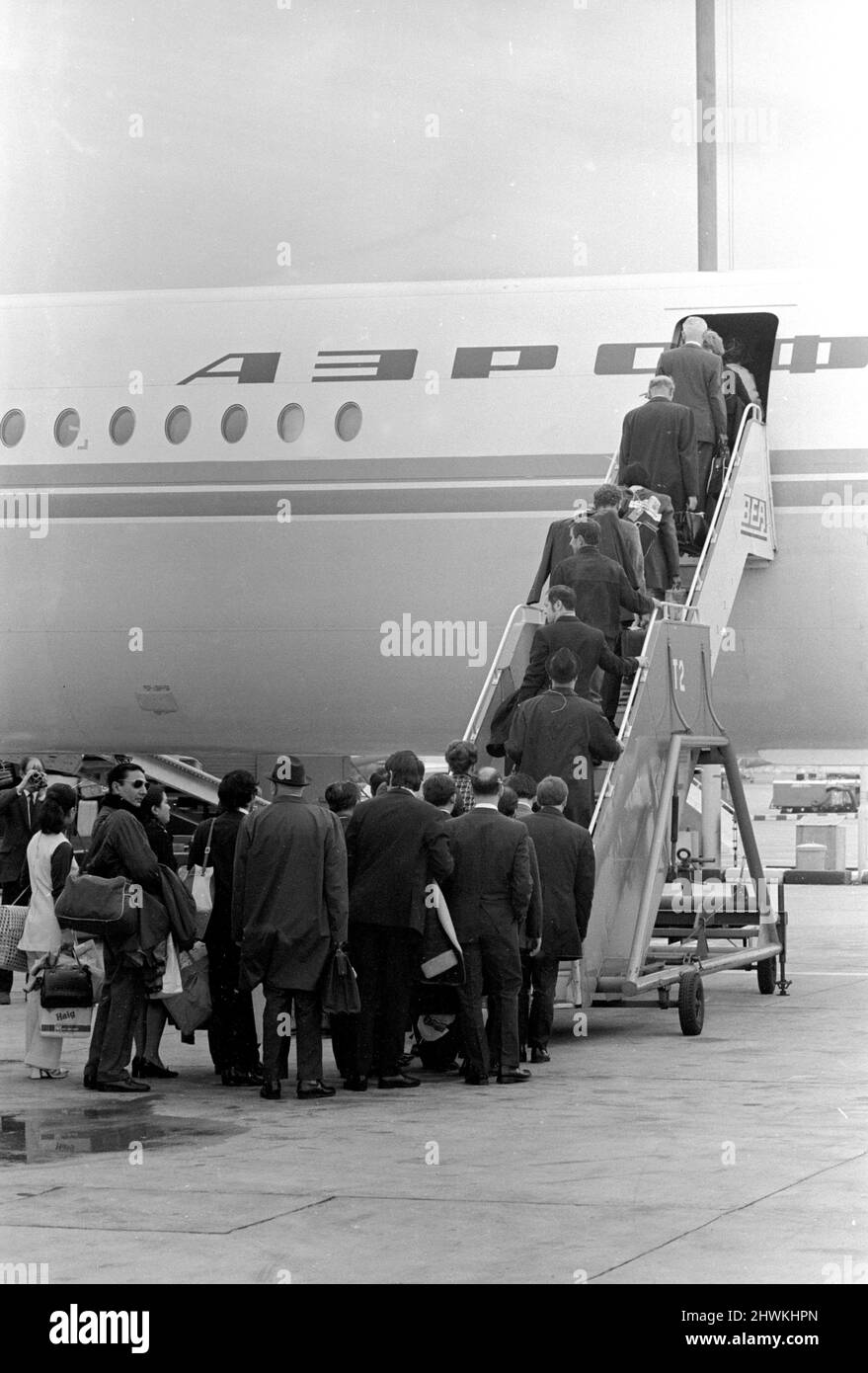 Les citoyens soviétiques embarqueront à bord d'un avion russe Aeroflo Iluyshin 62, en direction de Moscou, à l'aéroport de Londres Heathrow en septembre 1971. Les citoyens soviétiques qui travaillaient à l'ambassade, à la mission et à plusieurs entreprises ont été invités à partir (déclarés « persona non grata », alors que la nouvelle administration conservatrice sous Edward Heath a décidé de se faire durcir au sujet des préoccupations concernant l'ampleur des activités de renseignement soviétiques en Grande-Bretagne. Au total, 105 citoyens soviétiques connus ou soupçonnés d'être impliqués dans des activités de renseignement ont été expulsés en 1971. Banque D'Images