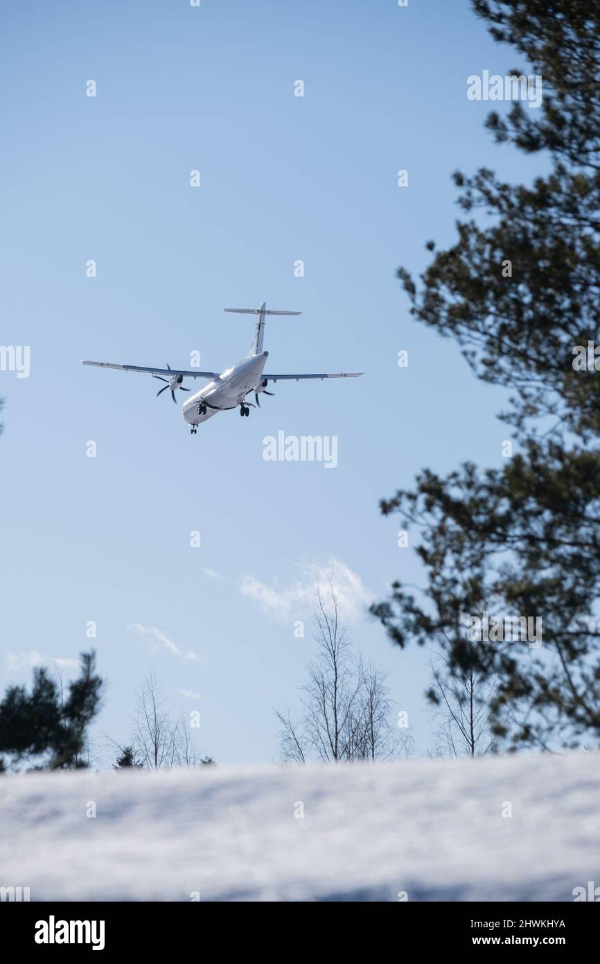 Helsinki / Finlande - 6 MARS 2022 : un ATR-72, exploité par le transporteur de pavillon finlandais Finnair, débarquant à l'aéroport Helsinki-Vantaa Banque D'Images