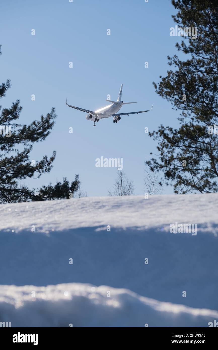 Helsinki / Finlande - 6 MARS 2022 : Airbus A321 , exploité par le transporteur de pavillon finlandais Finnair, lors de l'approche finale à l'aéroport Helsinki-Vantaa Banque D'Images