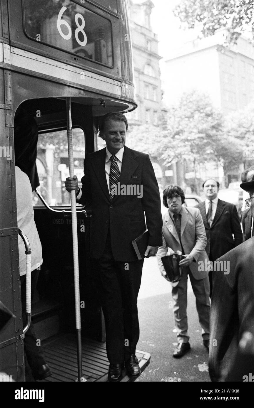 L'évangéliste Dr. Billy Graham est en Angleterre pour Spree '73, semaine spirituelle de ré-emphase, qui se tiendra à Earls court du lundi 27th août au vendredi 31st août, et au stade Wembley samedi 1st septembre. Spree '73 à Earls court est pour les délégués d'aide qui prennent part à une formation d'une semaine. Le Dr Graham prendra la parole chaque soir avec Cliff Richard et d'autres participants. Johnny Cash participera à Wembley. Billy Graham est photographié au Lincoln's Inn Fields. 23rd août 1973. Banque D'Images