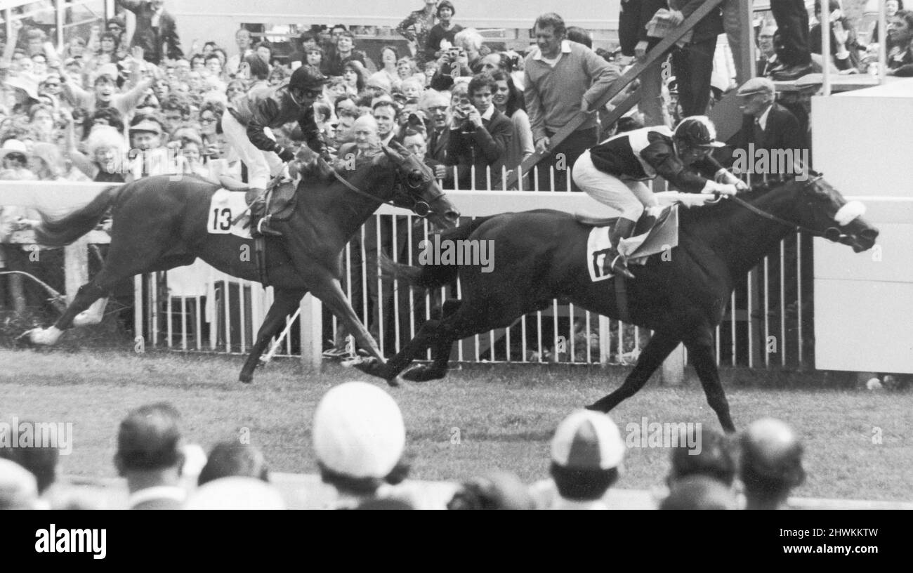 Mill Reef et Geoff Lewis (17) ont remporté le premier classique britannique « The Derby » à Epsom de Linden Tree (13)juin 1971 Banque D'Images