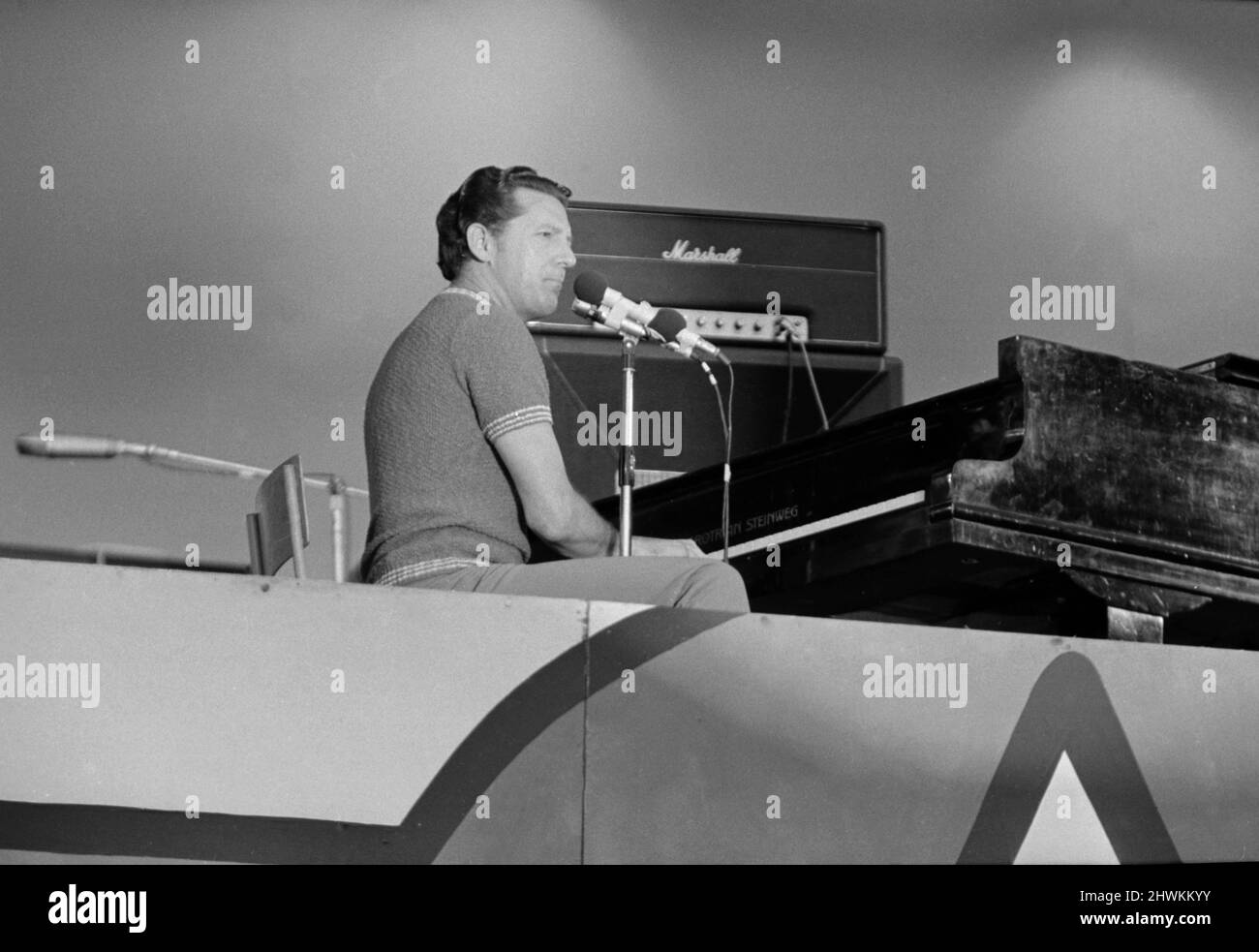 Jerry Lee Lewis, chanteur et musicien américain de rock and roll, se présentant sur scène à un concert de rock and roll au stade Wembley. 5th août 1972. Banque D'Images