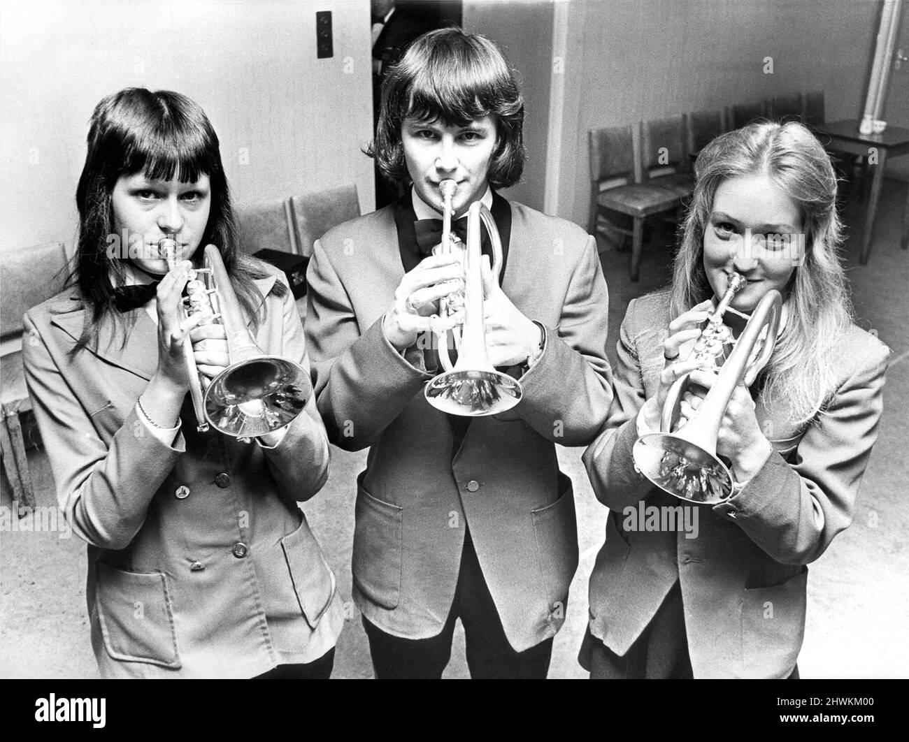 Barbara Bullock, âgée de 14 ans à gauche, et Stuart Downie, âgé de 17 ans, ont essayé de nouveaux cornets. Et Brenda Locker, âgée de 18 ans en octobre 1972 Banque D'Images