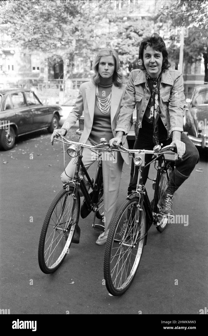 Paul et Linda McCartney en 1972. L'ex- Beatle Paul McCartney et sa femme Linda ont pris le public par surprise dans la région de St. Johns Wood où ils vivent. Paul et Linda, lorsque le temps le permet, se rendent aux studios d'enregistrement d'Abbey Road, dans le nord de Londres, en vélo, où ils terminent leur nouveau single et travaillent sur leur album. Paul et Linda, dont le groupe Wings enregistre régulièrement dans les studios du nord de Londres, en utilisant des méthodes de transport orthodoxes, croient qu'en allant travailler à vélo, ils se gardera en forme. Photo prise le 8th octobre 1972 Banque D'Images
