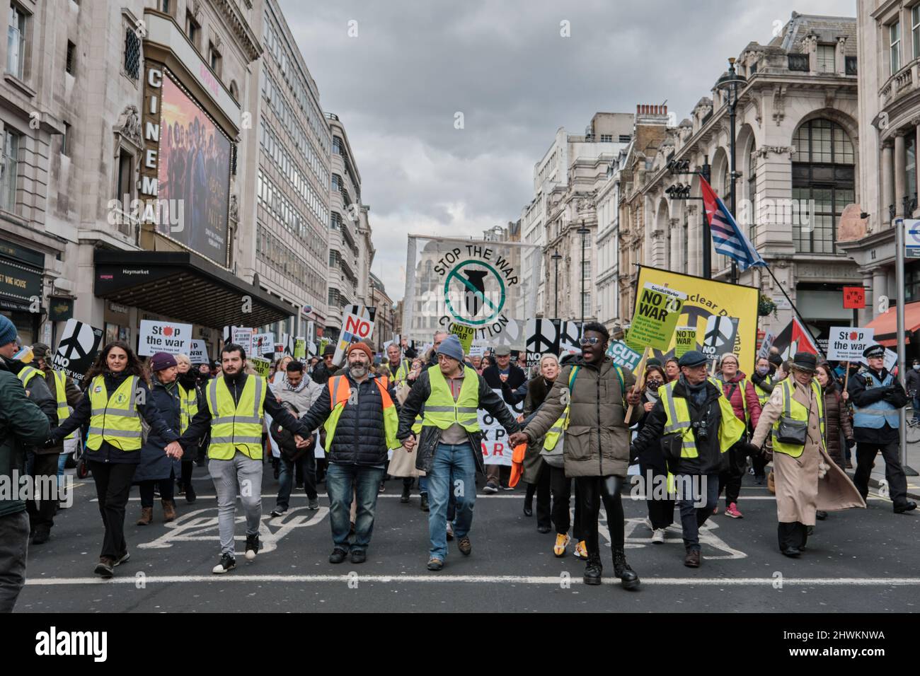 Londres, Royaume-Uni. 6th mars 2022. Non à la guerre en Ukraine Journée mondiale d'action, organisée par la coalition Halte à la guerre, pour appeler à la fin de la guerre en Ukraine, au retrait des troupes russes et à l'opposition à l'escalade de l'OTAN. Credit: Chiara Fabbro/Alay Live News Banque D'Images