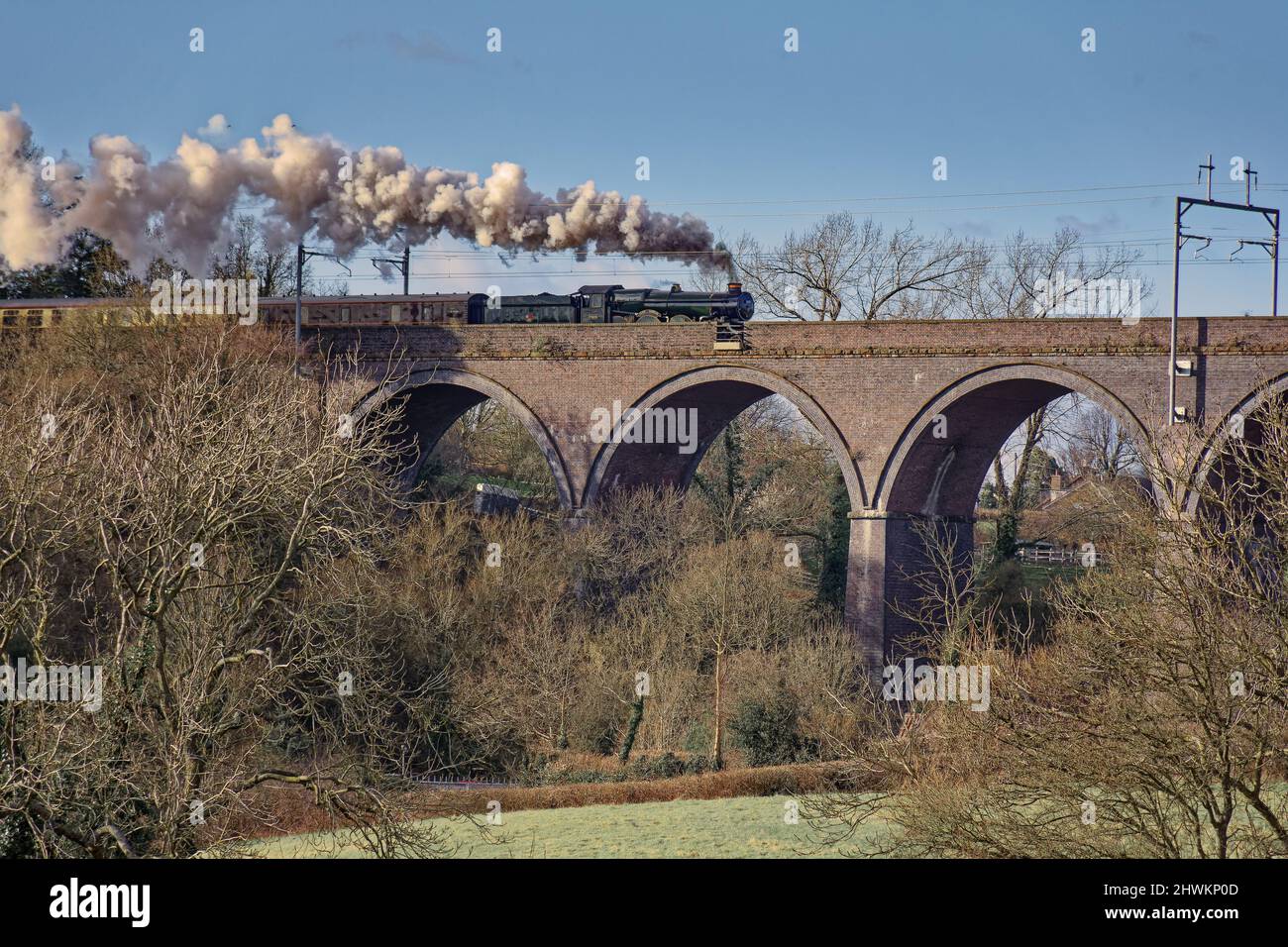 7029 le train du ruisseau du château de Clun est visible en quittant Bristol par le Viaduc de Huckford avec le Welsh Marches Express. Banque D'Images