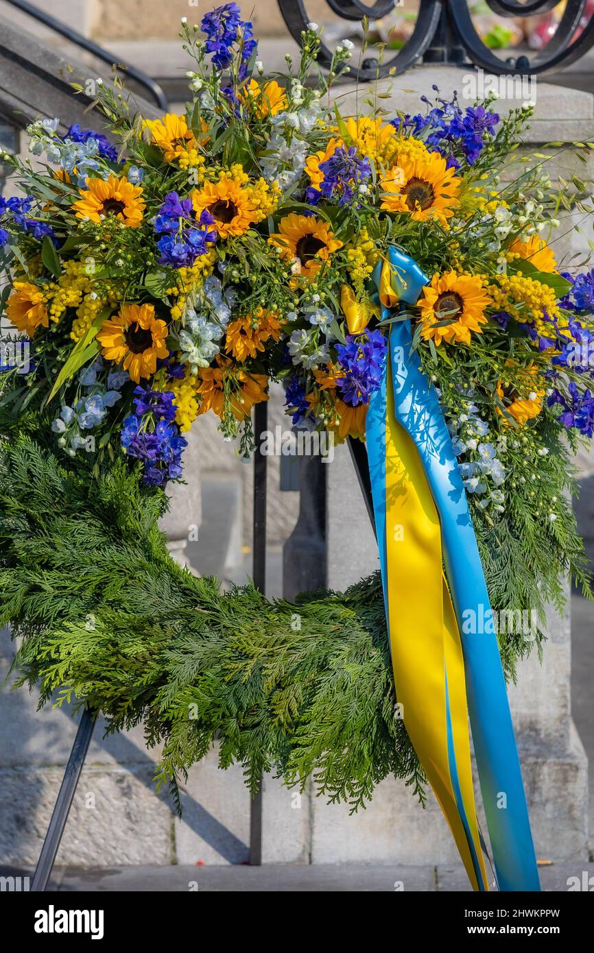 Une couronne de fleurs dans la protestation contre l'invasion armée russe de l'Ukraine. Proteste pacifiquement. Concept de pacifisme et de prière pour la paix dans le Banque D'Images