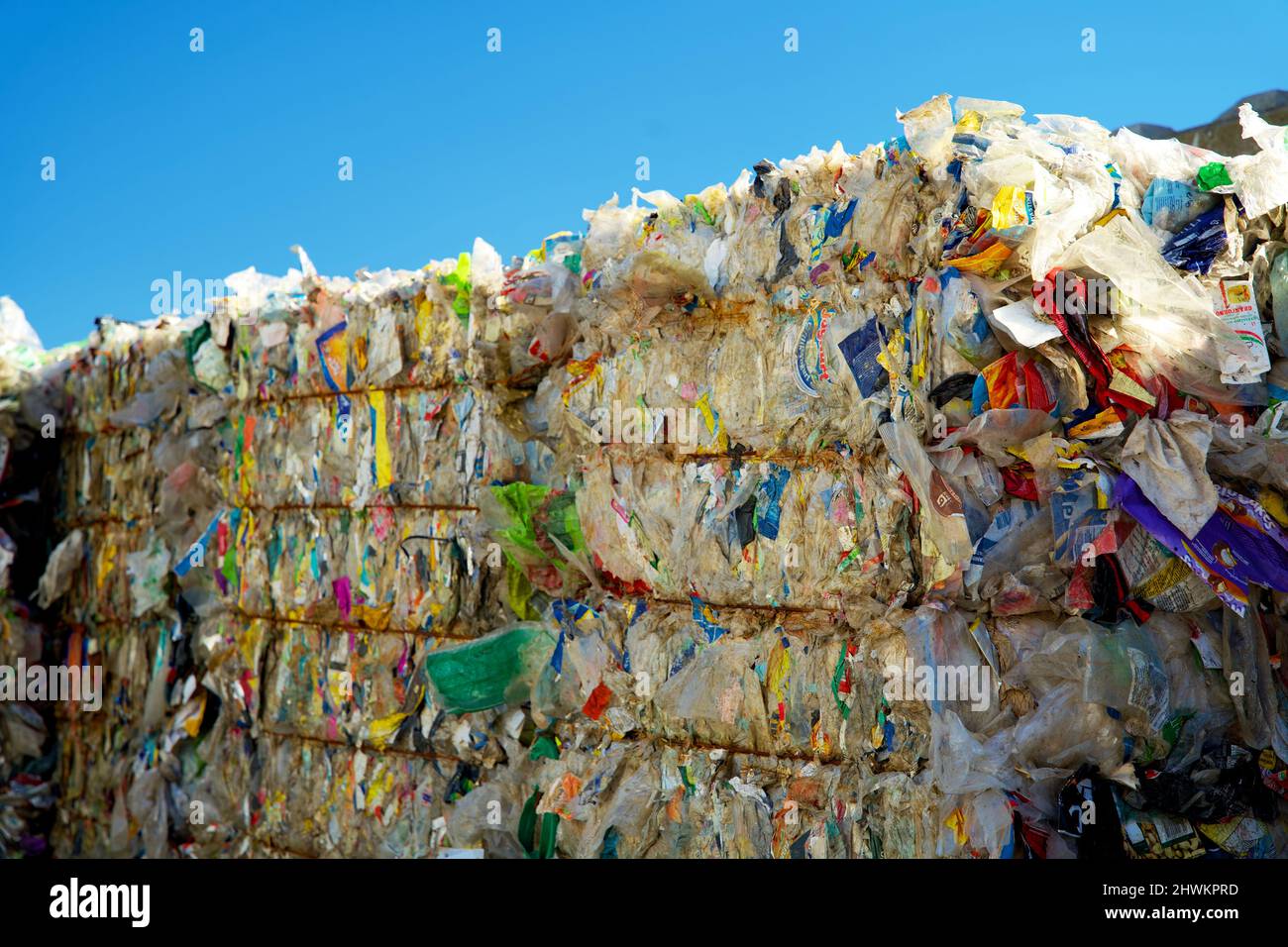 Balles de déchets plastiques sur une usine de recyclage de plastique — free download