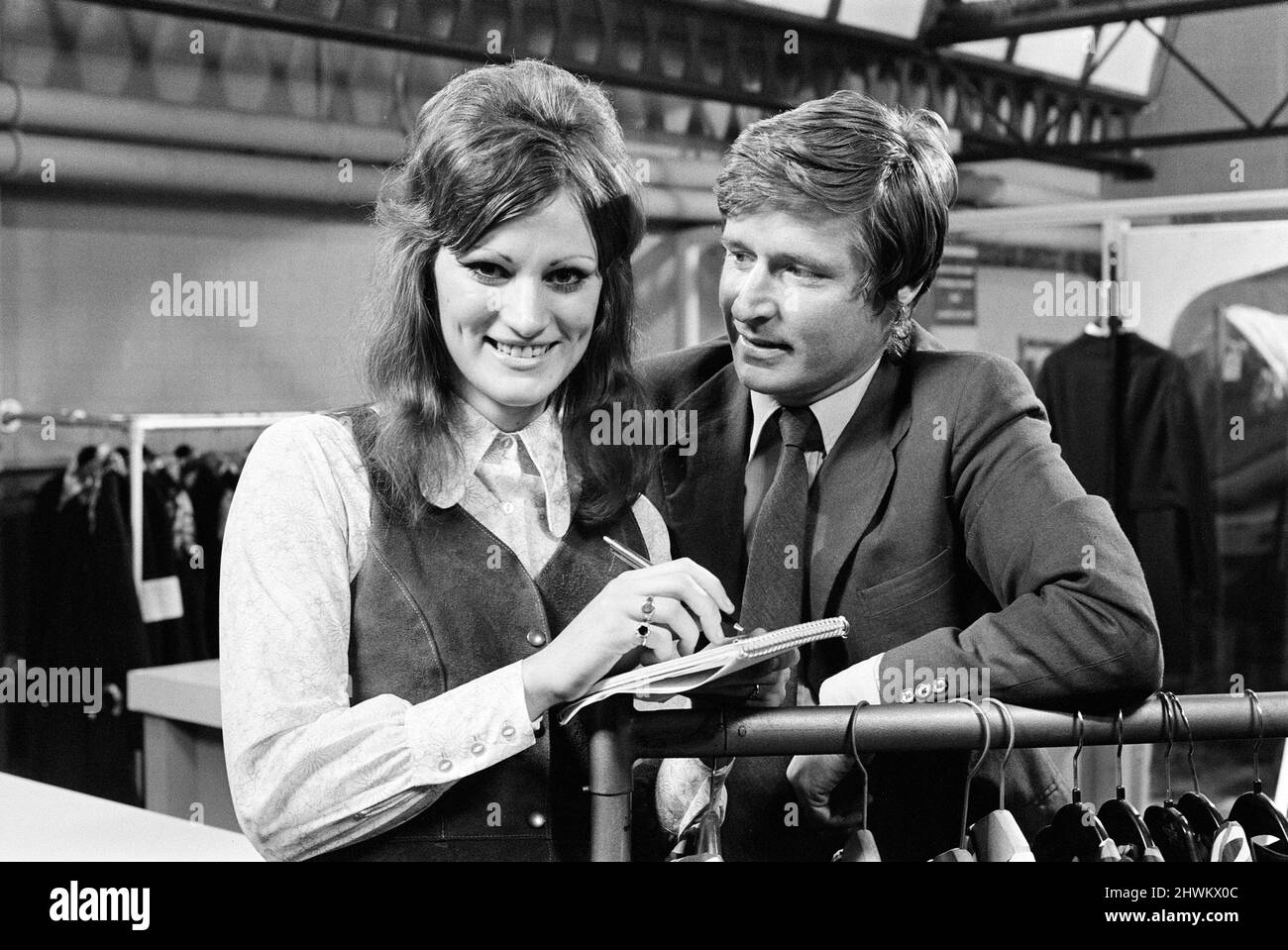 Couronnement Street stars va travailler dans le nouvel entrepôt de vente par correspondance qui a été construit en face du Rover's Return et pour leur enseigner le travail que Granada TV a importé des dolly-girls des entrepôts de vente par correspondance réels en tant que « conseillers ». William Roache (Ken Barlow) est photographié avec Sheila Howe, âgée de 20 ans, qui travaille dans le service de vérification des Grands magasins universels. 3rd juin 1971. Banque D'Images