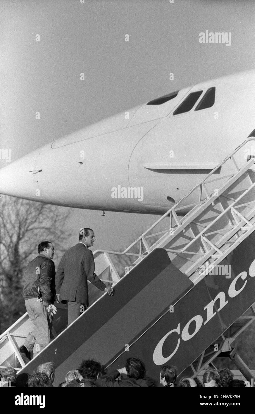 Le duc d'Édimbourg a pris l'avion de la Concorde 002 construite par les Britanniques à Mach Two - deux fois la vitesse du son - cet après-midi au-dessus du golfe de Gascogne. Le vol avait été retardé de plus de trois heures lorsqu'une anomalie s'est développée dans le système de freinage alors que l'avion circulait en train de rouler au décollage. Les techniciens ont ensuite remplacé une vanne hydraulique. Le duc d'Édimbourg monte à bord de la Concorde avec Trubshaw, le pilote.12th janvier 1972. Banque D'Images