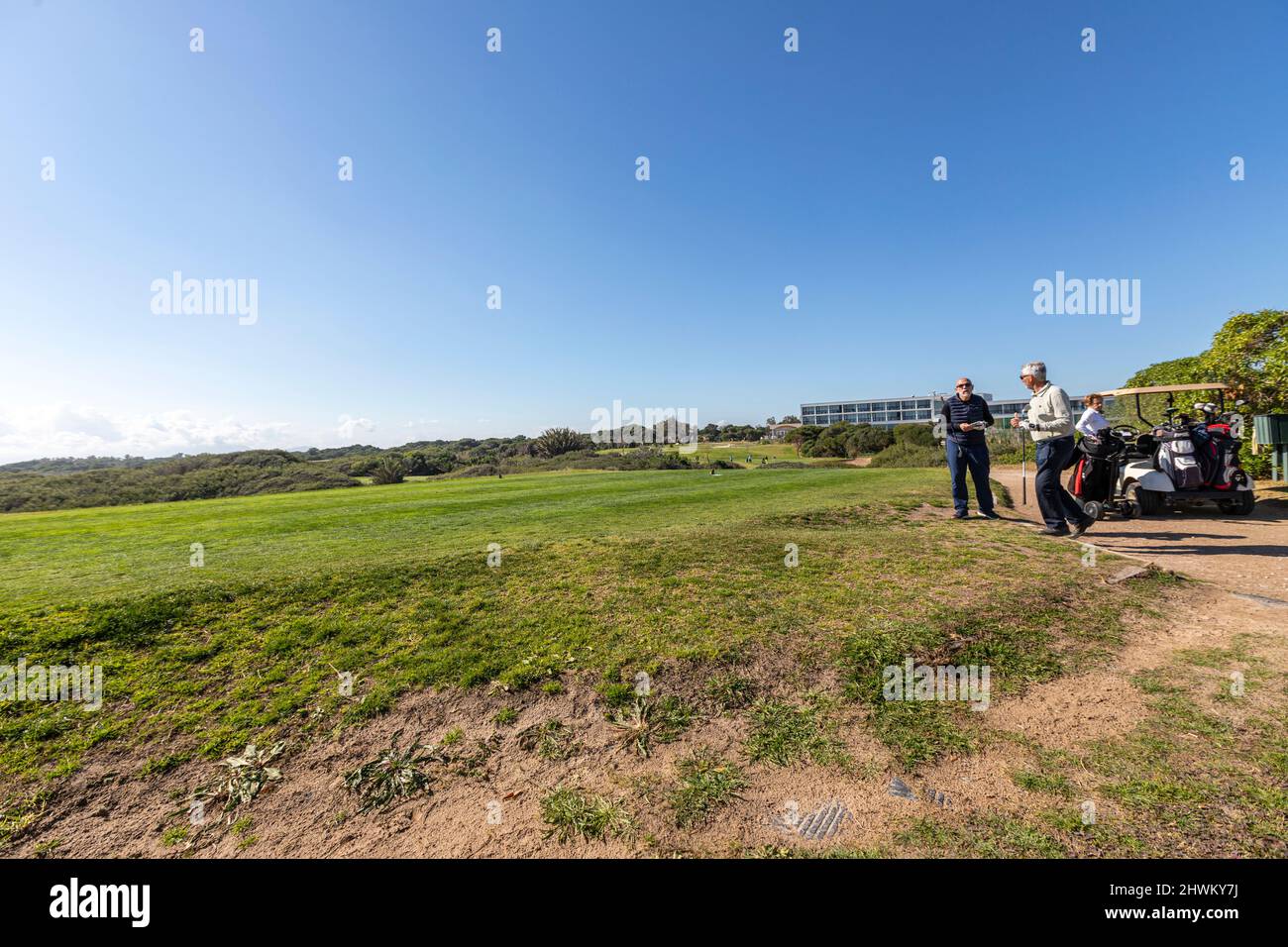 Les golfeurs jouent au golf dans un parcours près du Parador Nacional de El Saler, El Saler, province de Valence, Espagne Banque D'Images