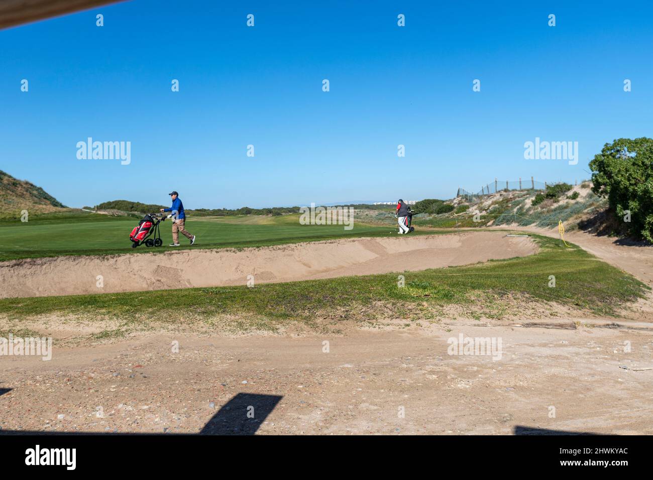 Les golfeurs jouent au golf dans un parcours près du Parador Nacional de El Saler, El Saler, province de Valence, Espagne Banque D'Images