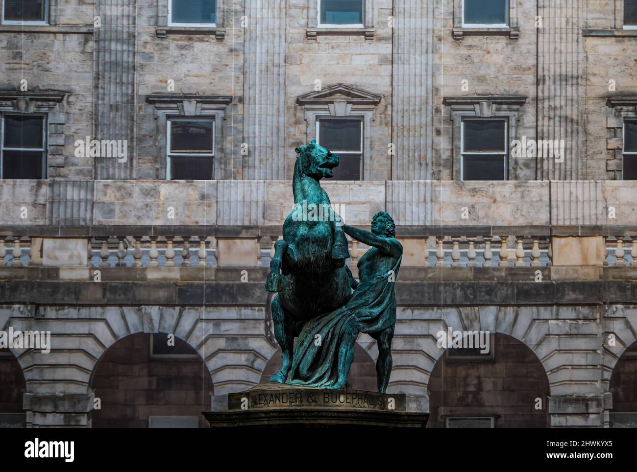 Statue en bronze du cheval Alexander the Great & Bucephalus devant les chambres de la ville d'Édimbourg, Royal Mile, Écosse, Royaume-Uni Banque D'Images