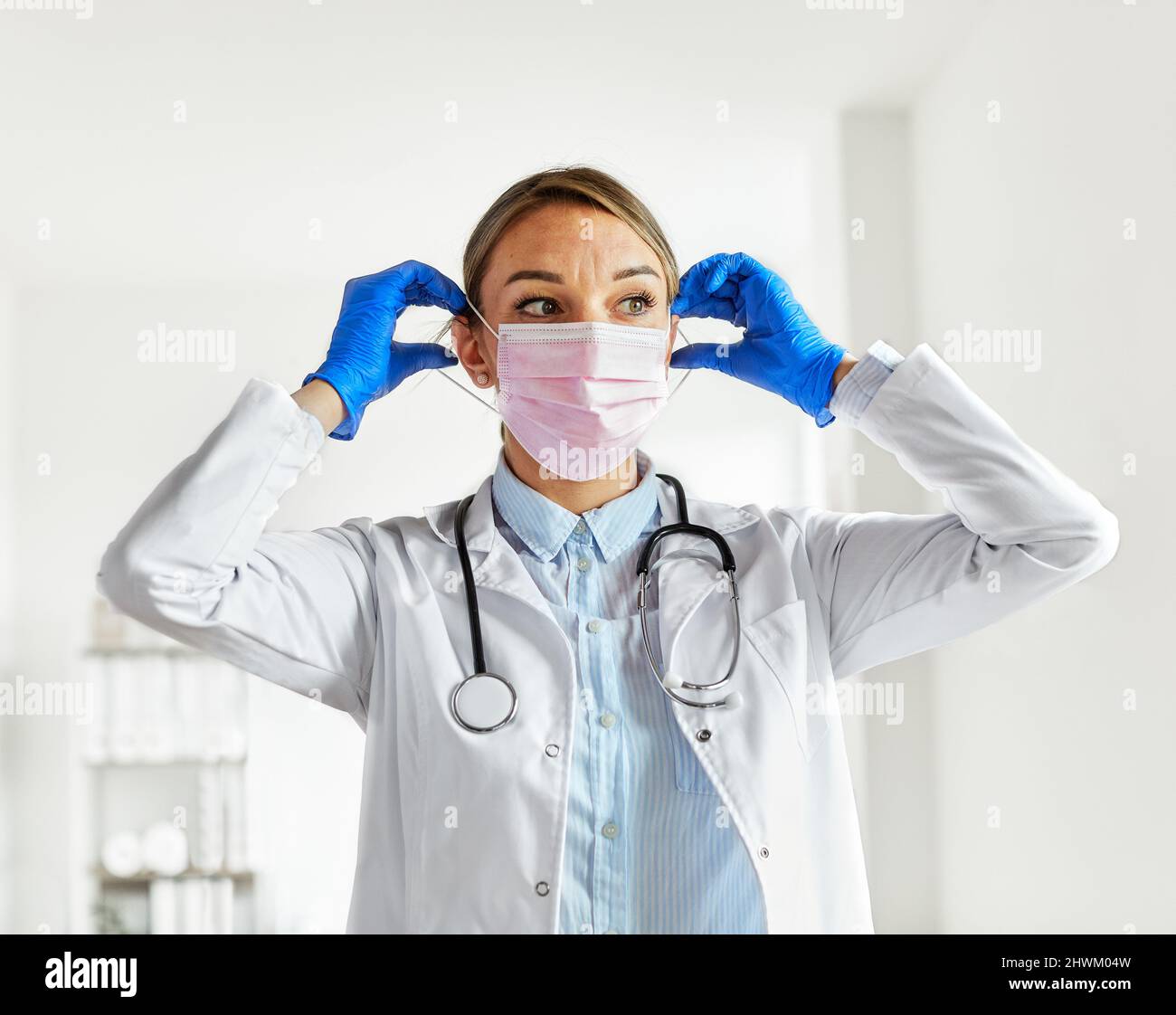 médecin masque médical portant hôpital coronavirus santé virus femme infirmière soins pandémie médecine portrait gant Banque D'Images